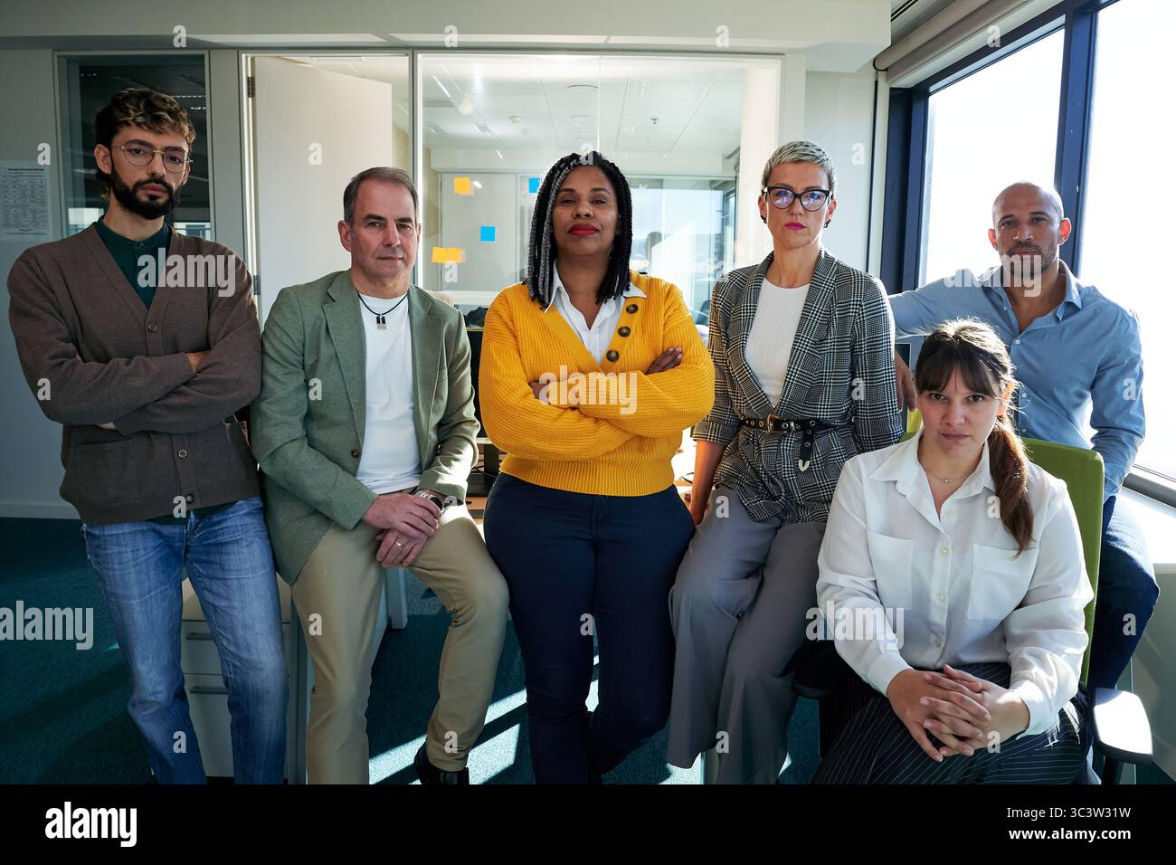 Startup-Business-Team, das sich im modernen Büro präsentiert: Zusammenarbeit und Erfolg. Stockfoto