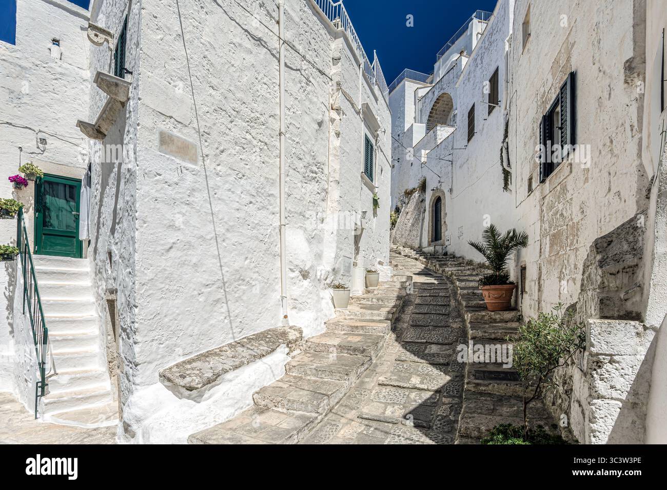 Alte und gemütliche Straße mit Blick auf die Stadt Ostuni, auch bekannt als die Weiße Stadt. Foto vom 23. Juni 2025 in der Provinz Brindisi, Region Apulien Stockfoto