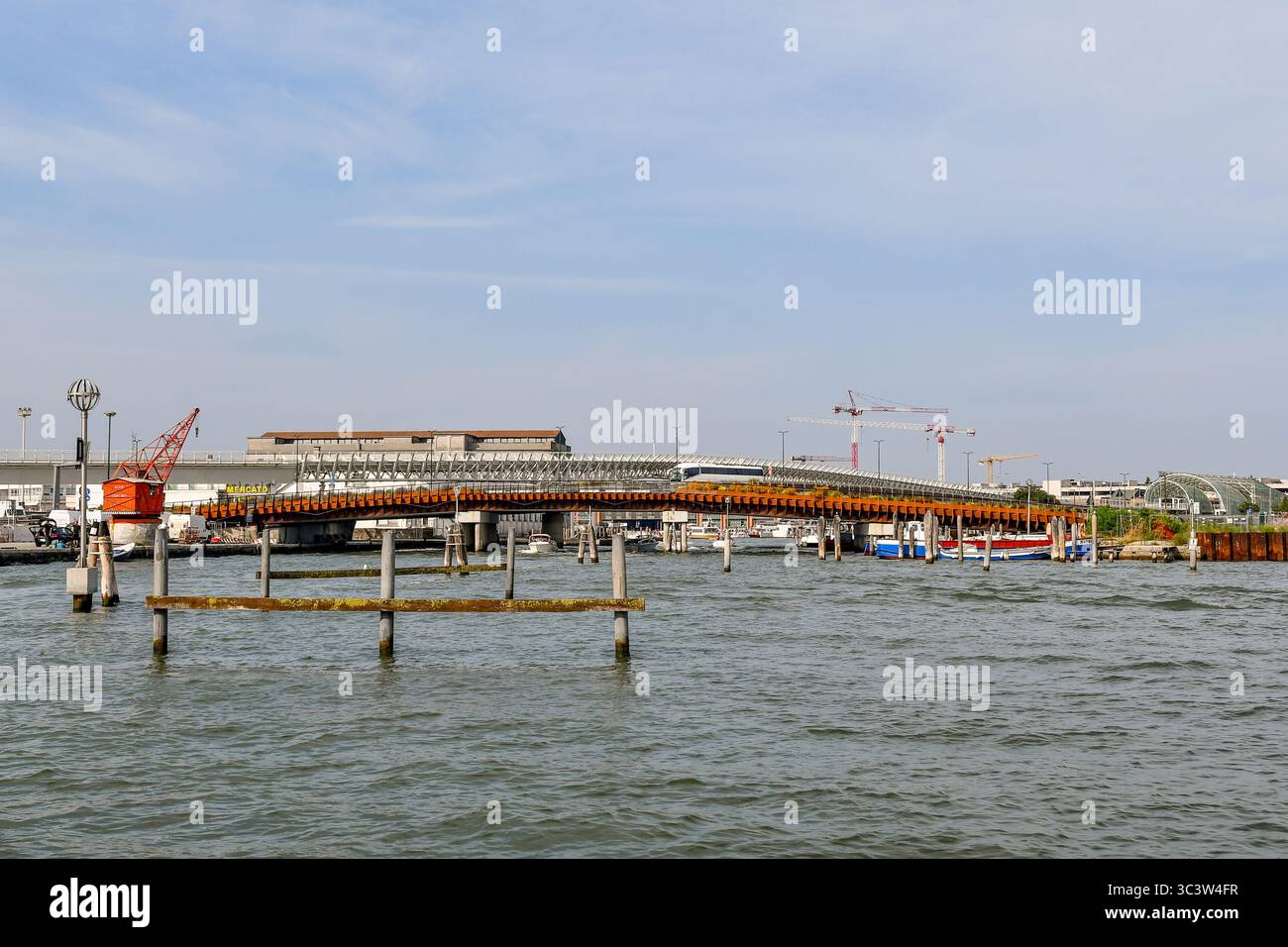 Blick auf die Isola Nuova del Tronchetto oder einfach Tronchetto, eine künstliche Insel mit Fährterminal und Parkplatz, Venedig, Venetien, Italien Stockfoto