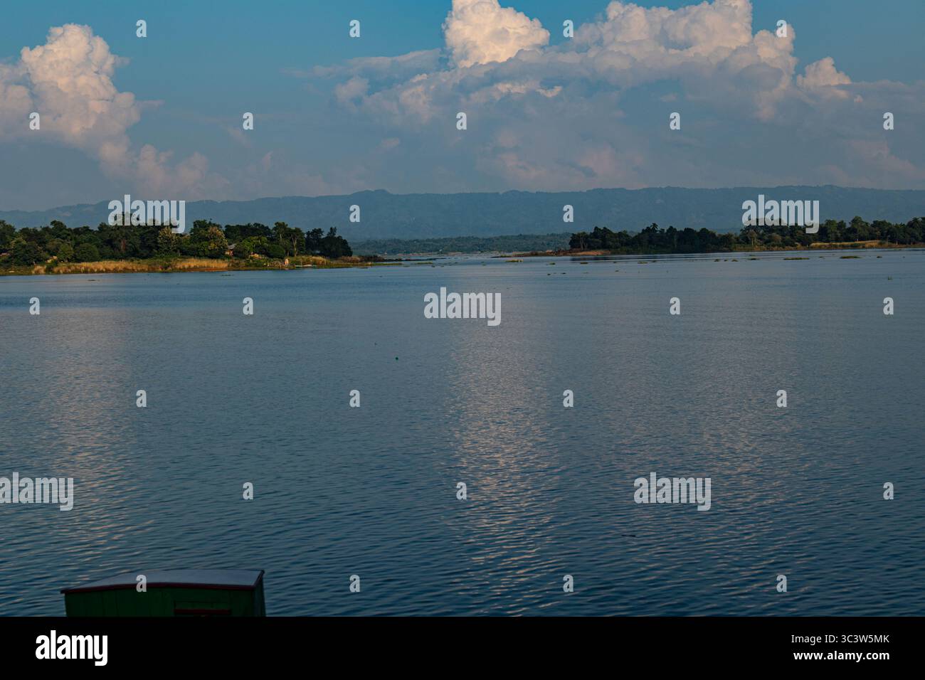 Atemberaubende Aussicht auf den Bangladeshi Hill Lake in Rangamati Stockfoto