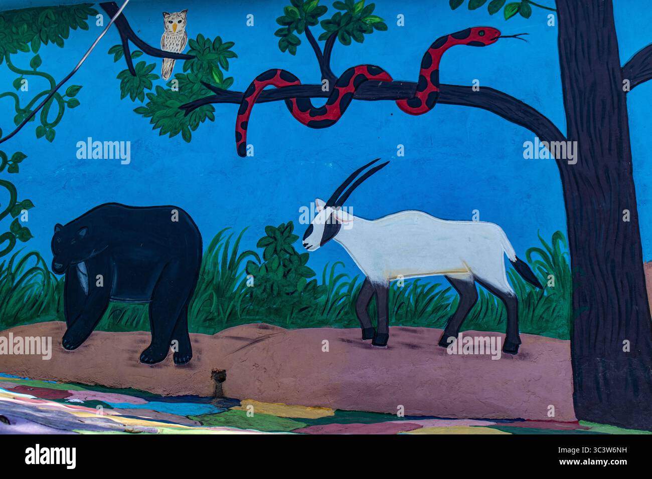 Buntes Wandgemälde mit wilden Tieren an der Wand. Stockfoto Buntes Wandgemälde mit wilden Tieren an der Wand. Stockfoto