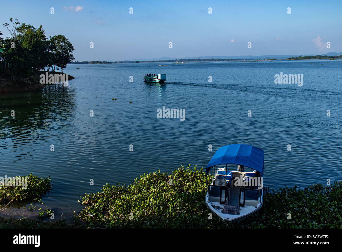 Schwimmende Boote, die am Ufer des Kaptai Lake, Rangamati, befestigt sind Stockfoto