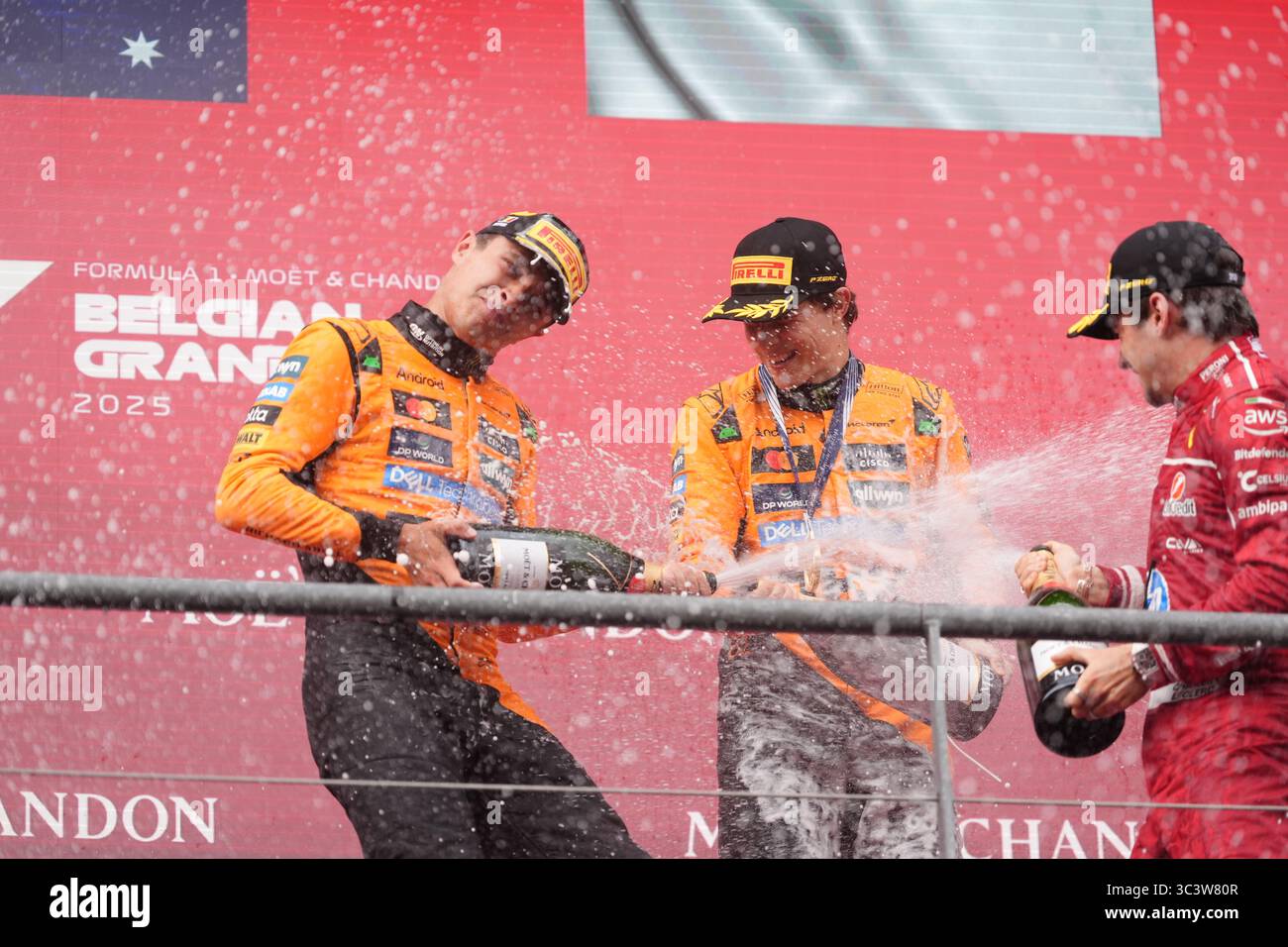 (Von links nach rechts) Oscar Piastri von McLaren, Lando Norris und Charles Leclerc von Ferrari auf dem Podium nach dem Großen Preis von Belgien 2025 auf dem Circuit de Spa-Francorchamps, Stavelot, Belgien. Bilddatum: Sonntag, 27. Juli 2025. Stockfoto