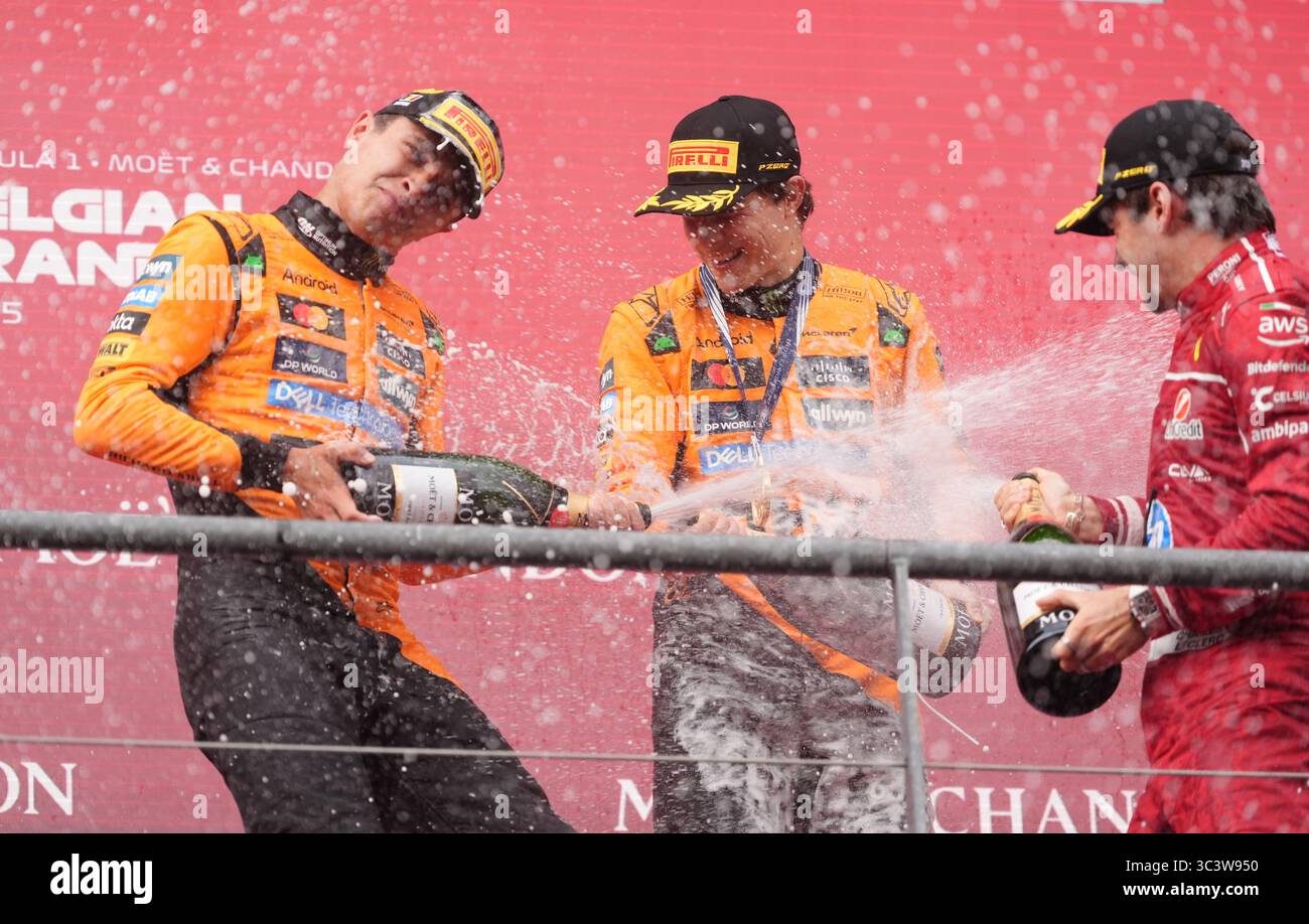 VON LINKS NACH RECHTS (von LINKS NACH RECHTS) McLaren’s Lando Norris, Oscar Piastri und Ferrari’s Charles Leclerc auf dem Podium nach dem Großen Preis von Belgien 2025 auf dem Circuit de Spa-Francorchamps, Stavelot, Belgien. Bilddatum: Sonntag, 27. Juli 2025. Stockfoto