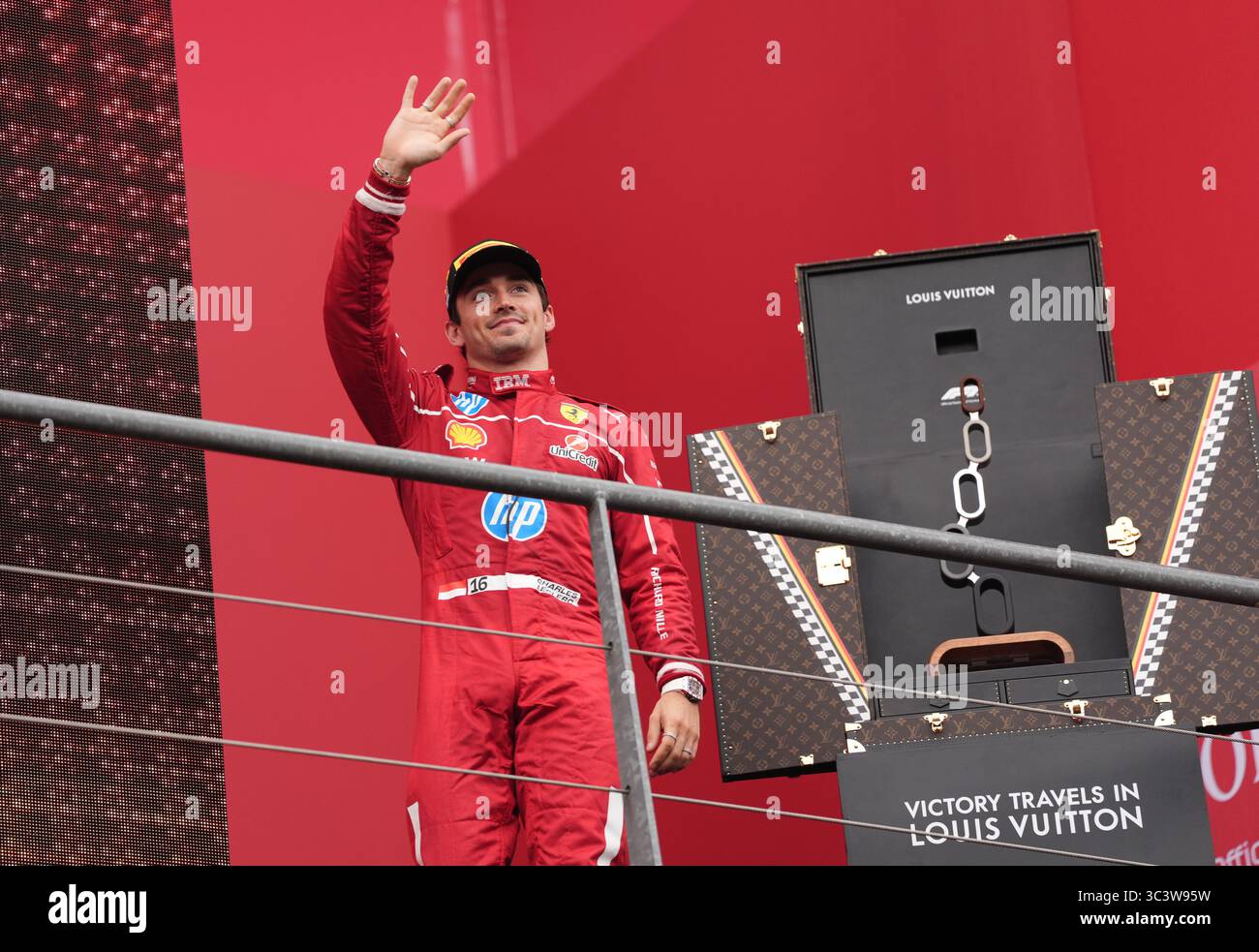Ferraris Charles Leclerc auf dem Podium nach dem Großen Preis von Belgien 2025 auf dem Circuit de Spa-Francorchamps, Stavelot, Belgien. Bilddatum: Sonntag, 27. Juli 2025. Stockfoto