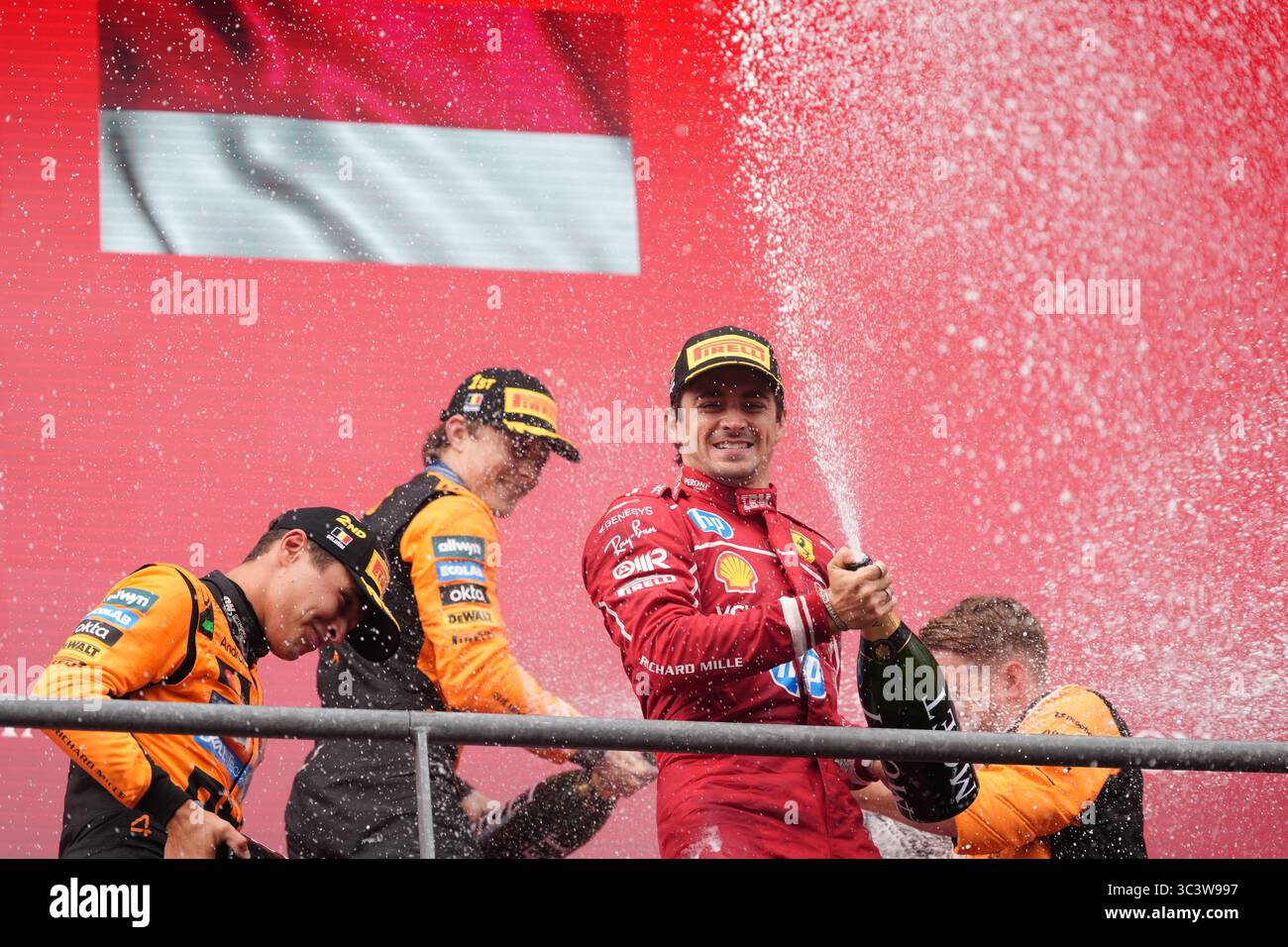 Ferraris Charles Leclerc auf dem Podium nach dem Großen Preis von Belgien 2025 auf dem Circuit de Spa-Francorchamps, Stavelot, Belgien. Bilddatum: Sonntag, 27. Juli 2025. Stockfoto