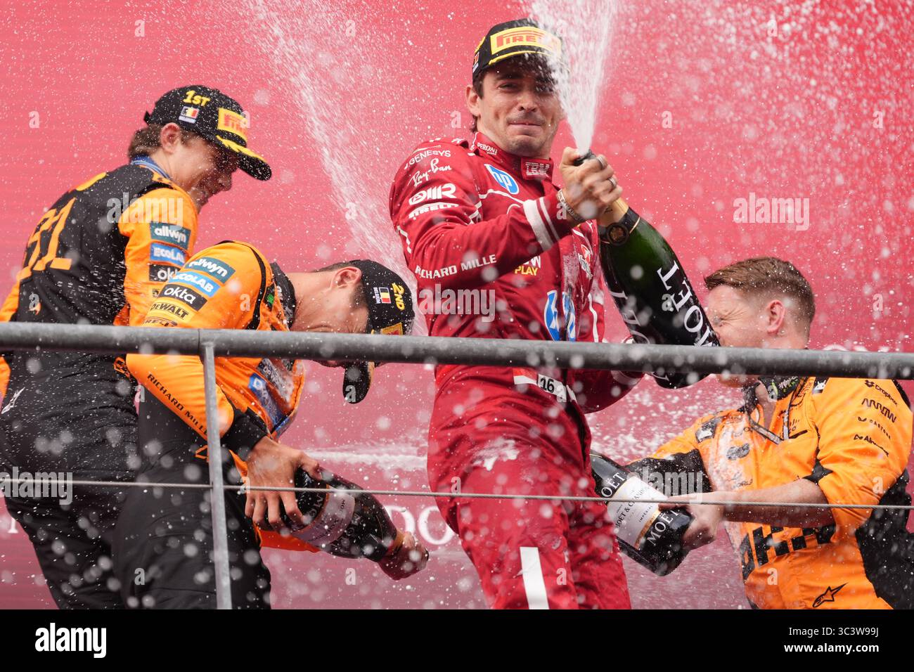 Ferraris Charles Leclerc auf dem Podium nach dem Großen Preis von Belgien 2025 auf dem Circuit de Spa-Francorchamps, Stavelot, Belgien. Bilddatum: Sonntag, 27. Juli 2025. Stockfoto