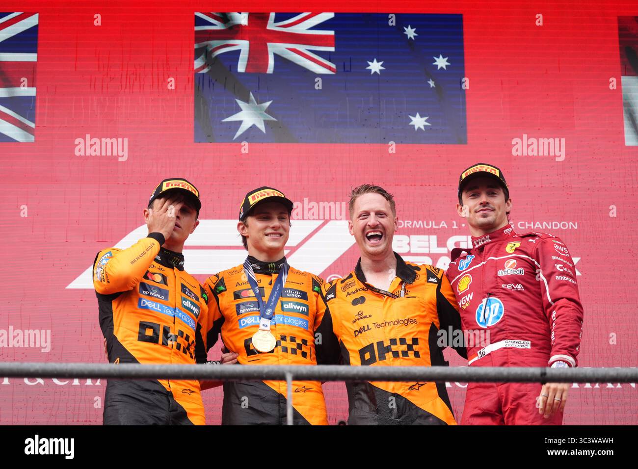 (Von links nach rechts) McLaren's Lando Norris, Oscar Piastri, der Delegierte der McLaren-Trophäe und Ferraris Charles Leclerc auf dem Podium nach dem Großen Preis von Belgien 2025 auf dem Circuit de Spa-Francorchamps, Stavelot, Belgien. Bilddatum: Sonntag, 27. Juli 2025. Stockfoto