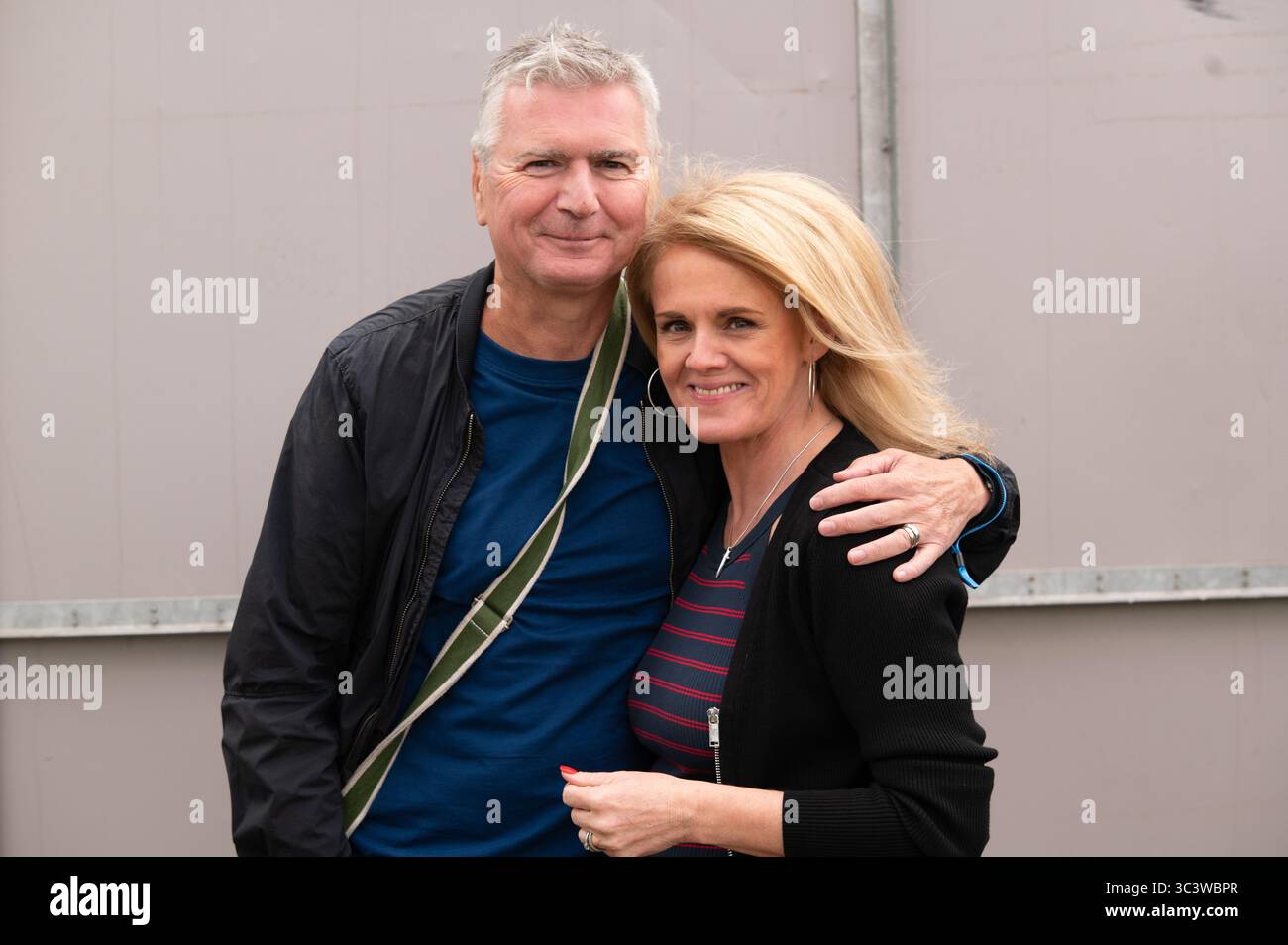 London, Vereinigtes Königreich. Juli 2025. Corrie's Sally Lindsay mit dem Schlagzeuger Steve White (Style Council) hinter der Bühne beim Uptown Festival. Cristina Massei/Alamy Live News. Stockfoto