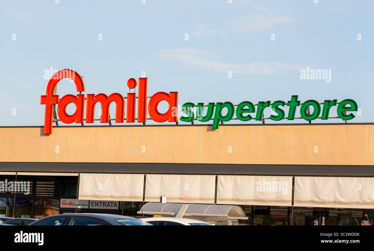 Monselice, Italien - 28. Mai 2025: Das Schild für den Familasuperstore ist auf dem Einzelhandelsgebäude deutlich sichtbar und schafft eine einladende Umgebung für Kunden Stockfoto