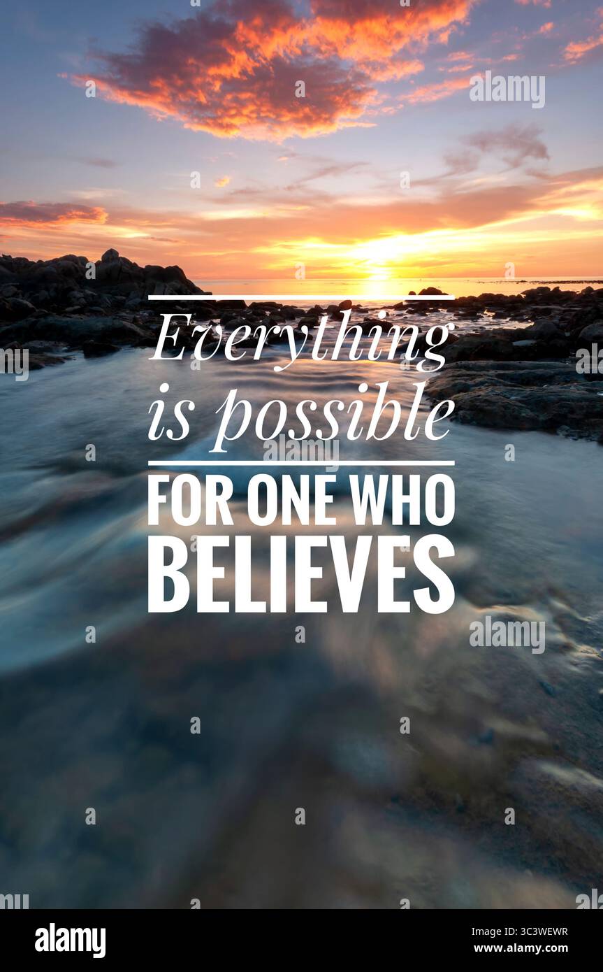 Hintergrund bei Sonnenuntergang und inspirierendes Zitat alles ist möglich für einen, der glaubt Stockfoto