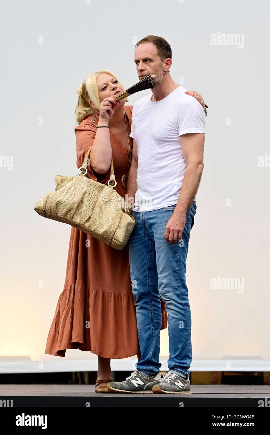 Tine Wittler und Julian weigend bei der Generalprobe des Theaterstücks Jedermann bei den Thurn und Taxis Schlossfestspiele im Innenhof des Fürstlichen Schlosses. Regensburg, 26.07.2025 *** Tine Wittler und Julian Weigend bei der Kostümprobe zum Theaterstück Jedermann bei den Thurn und Taxis Schlossfestspielen im Innenhof des Fürstlichen Schlosses Regensburg, 26 07 2025 Foto:XM.xWehnertx/xFuturexImagex jedermann 5770 Stockfoto