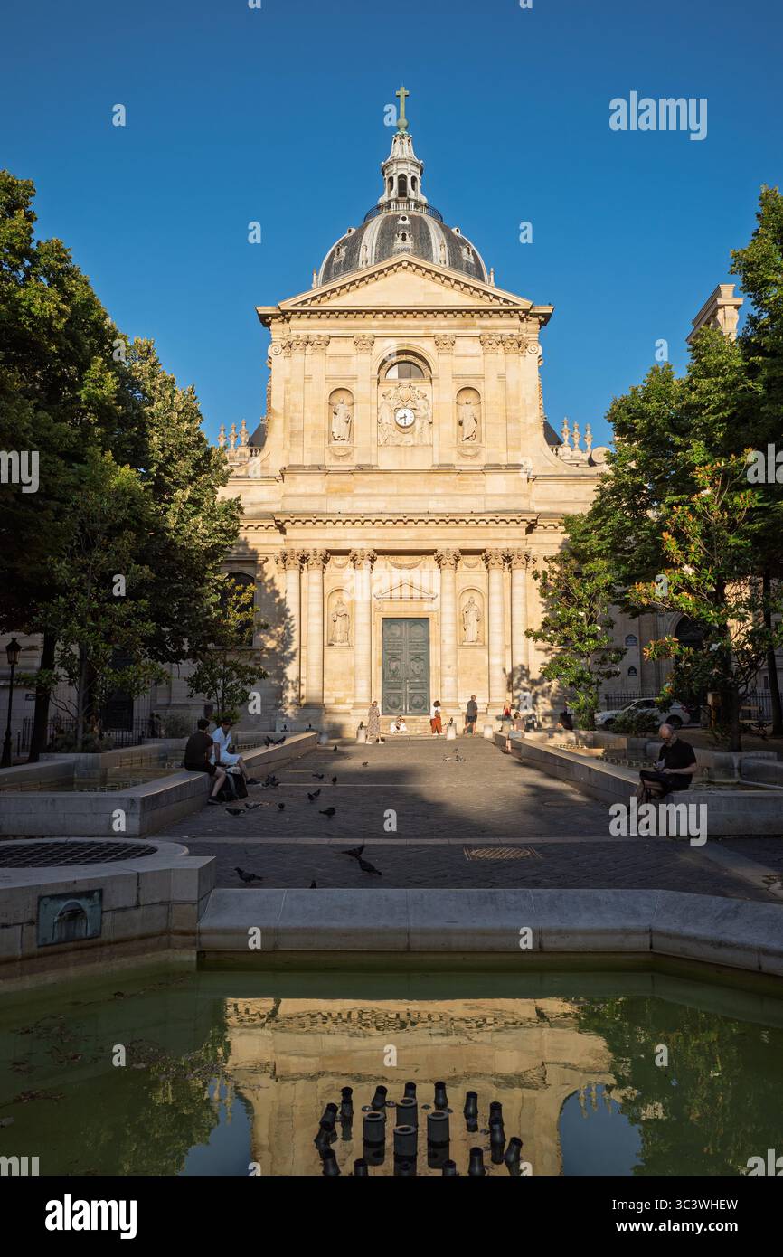 Die wunderschöne Kirche der Sorbonne spiegelt sich in einem ruhigen Brunnen an einem sonnigen Tag in Paris, Frankreich. Stockfoto