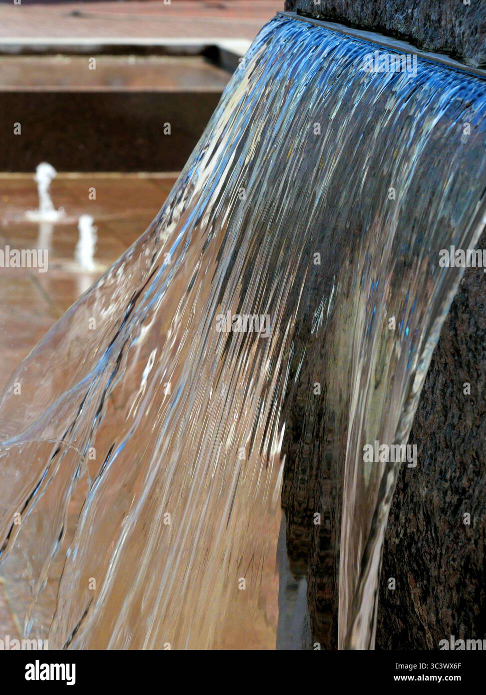 G Wasser in einem kleinen Brunnen. Ideal für Hintergründe. Kopierraum Stockfoto