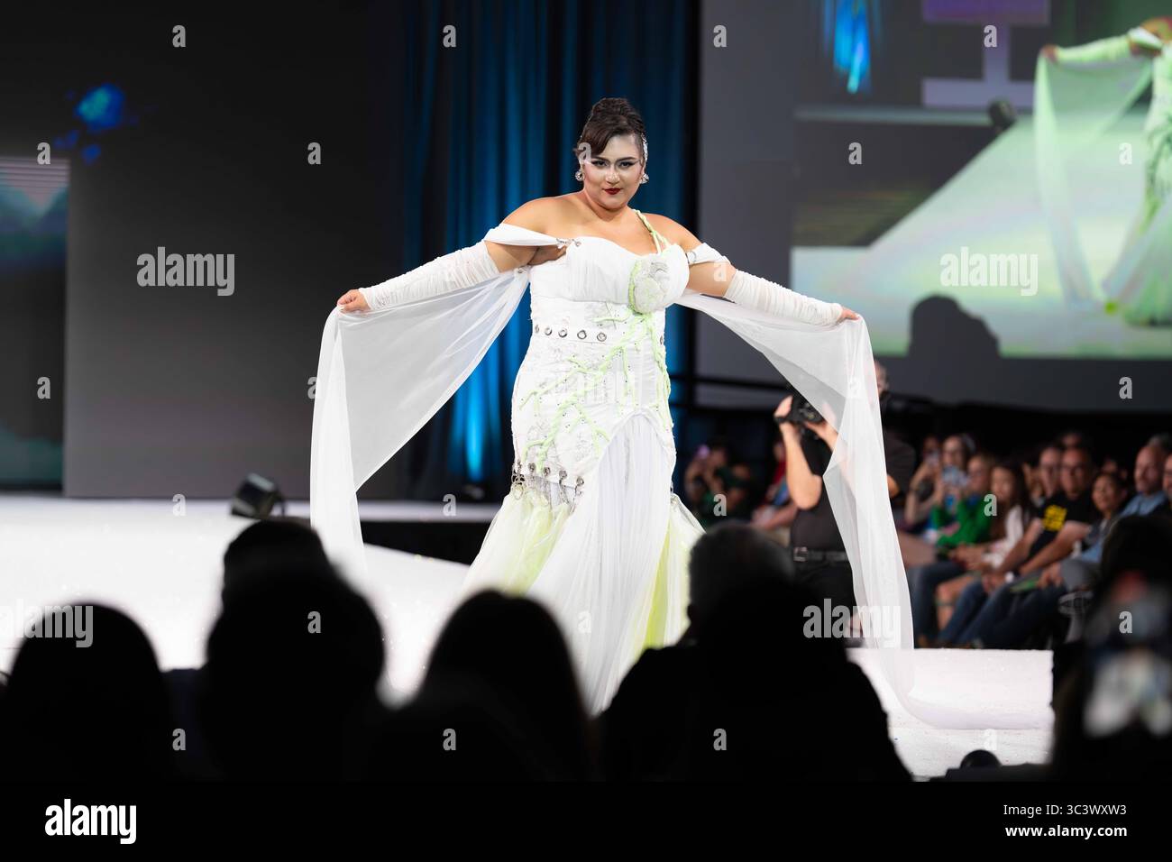 Ein Model zeigt „Electric Love“ von Ericka Angiull, inspiriert von der Braut von Frankenstein, auf dem Laufsteg während der her Universe Fashion Show 2025 auf der San Diego Comic-Con. Die her Universe Fashion Show 2025, präsentiert von Universal und moderiert von Ashley Eckstein und Michael James Scott, brachte die Fandom-Couture auf der San Diego Comic-Con ins Rampenlicht. Die Veranstaltung fand im Manchester Grand Hyatt statt und bot über 20 einzigartige Designs, die von Popkultur, Sci-fi, Fantasy und Gaming inspiriert wurden. Stockfoto Ein Model zeigt „Electric Love“ von Ericka Angiull, inspiriert von der Braut von Frankenstein, auf dem Laufsteg während der her Universe Fashion Show 2025 auf der San Diego Comic-Con. Die her Universe Fashion Show 2025, präsentiert von Universal und moderiert von Ashley Eckstein und Michael James Scott, brachte die Fandom-Couture auf der San Diego Comic-Con ins Rampenlicht. Die Veranstaltung fand im Manchester Grand Hyatt statt und bot über 20 einzigartige Designs, die von Popkultur, Sci-fi, Fantasy und Gaming inspiriert wurden. Stockfoto