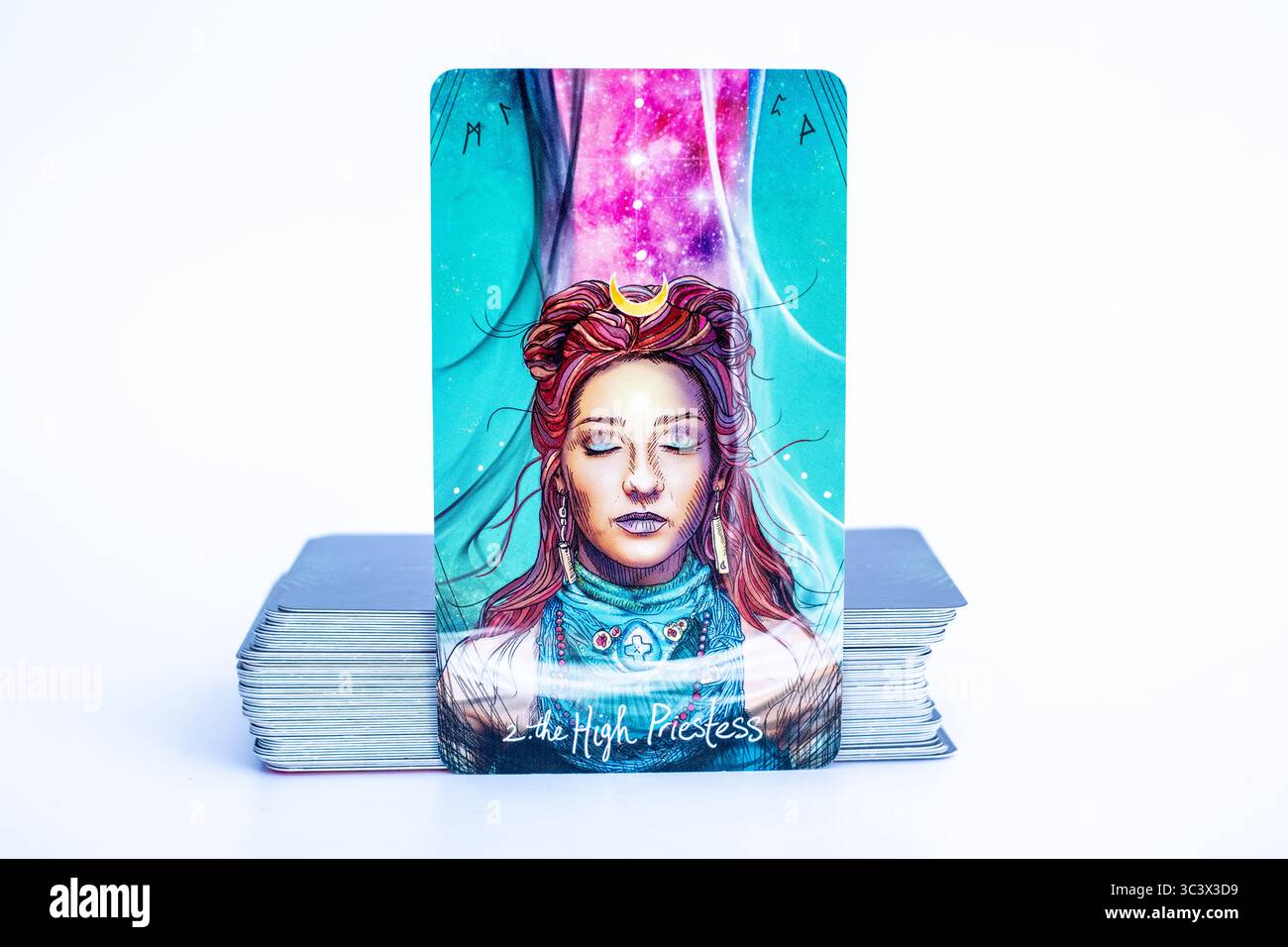 Tarotkarte „die Hohepriesterin“ symbolisiert Intuition, Geheimnis und innere Weisheit. Stockfoto
