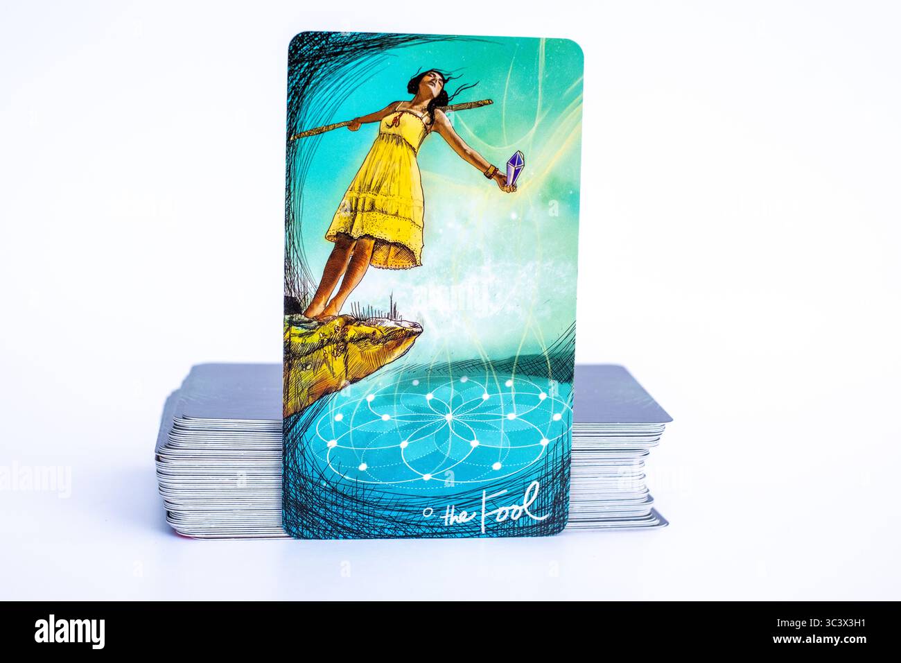 Tarotkarte „der Narr“, symbolisiert neue Anfänge, Vertrauen und grenzenloses Potenzial. Stockfoto