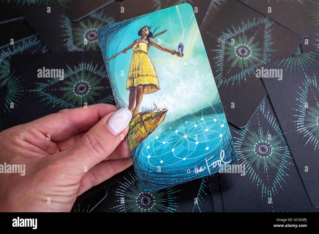 Tarotkarte „der Narr“, symbolisiert neue Anfänge, Vertrauen und grenzenloses Potenzial. Stockfoto