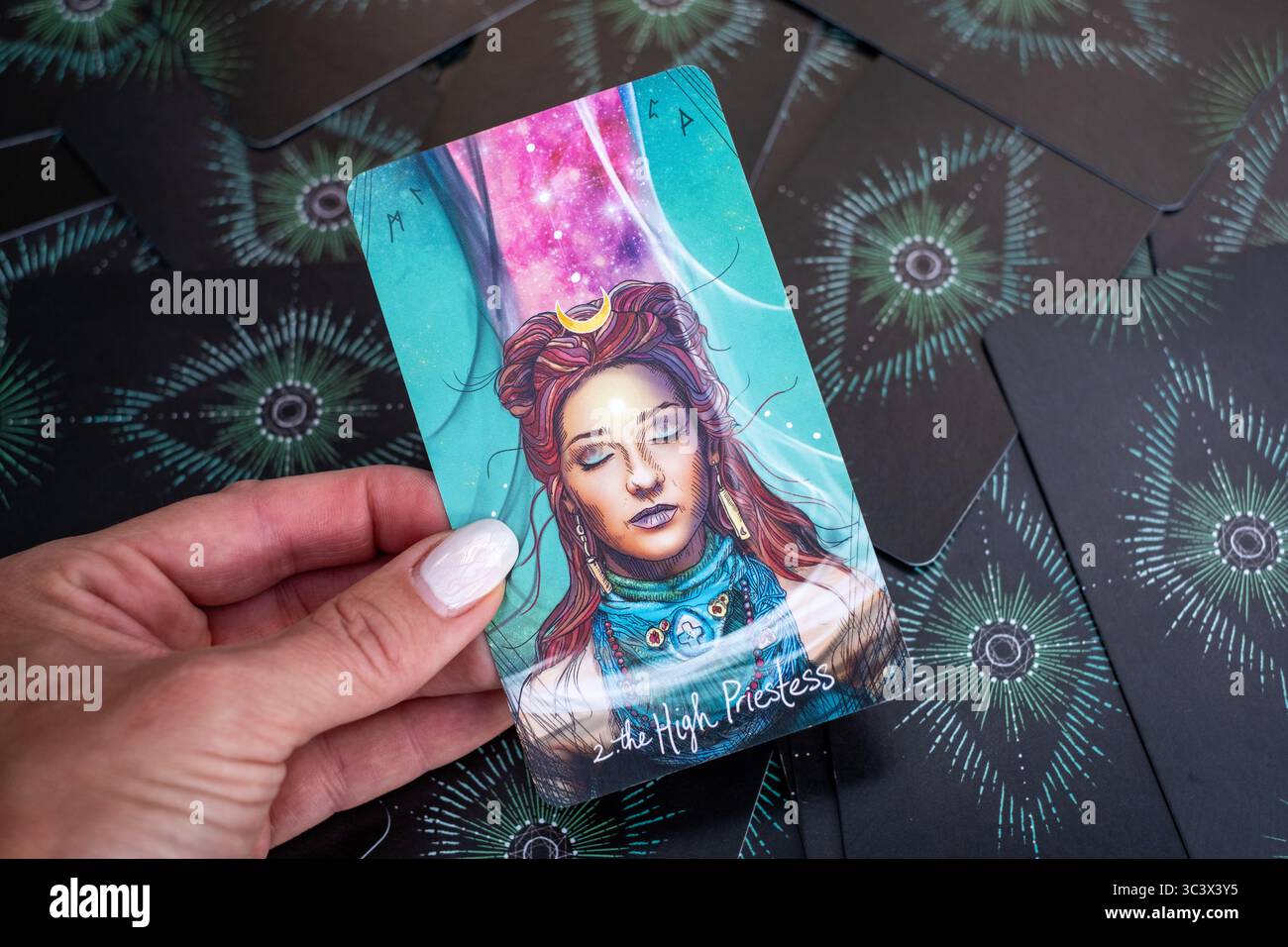 Tarotkarte „die Hohepriesterin“ symbolisiert Intuition, Geheimnis und innere Weisheit. Stockfoto