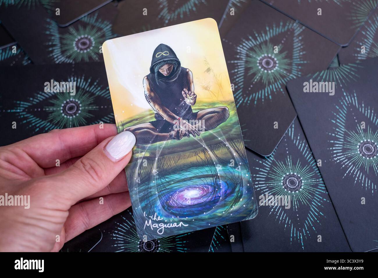 Tarotkarte „der Magier“ symbolisiert Manifestation, Macht und die Ausrichtung von Absicht und Handlung. Stockfoto