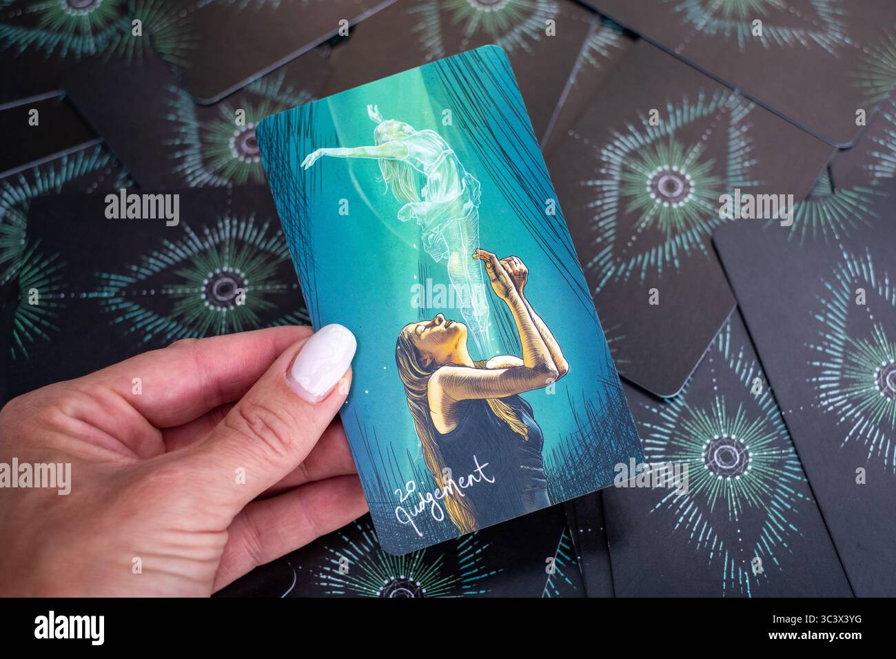 Tarotkarte „Urteil“ symbolisiert spirituelles Erwachen, Wiedergeburt und höhere Berufung. Stockfoto