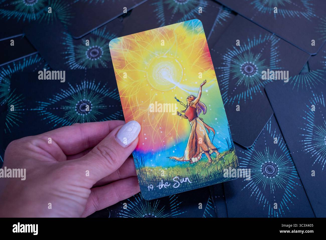 Tarotkarte „die Sonne“ symbolisiert Freude, Klarheit, Vitalität und strahlenden Erfolg. Stockfoto