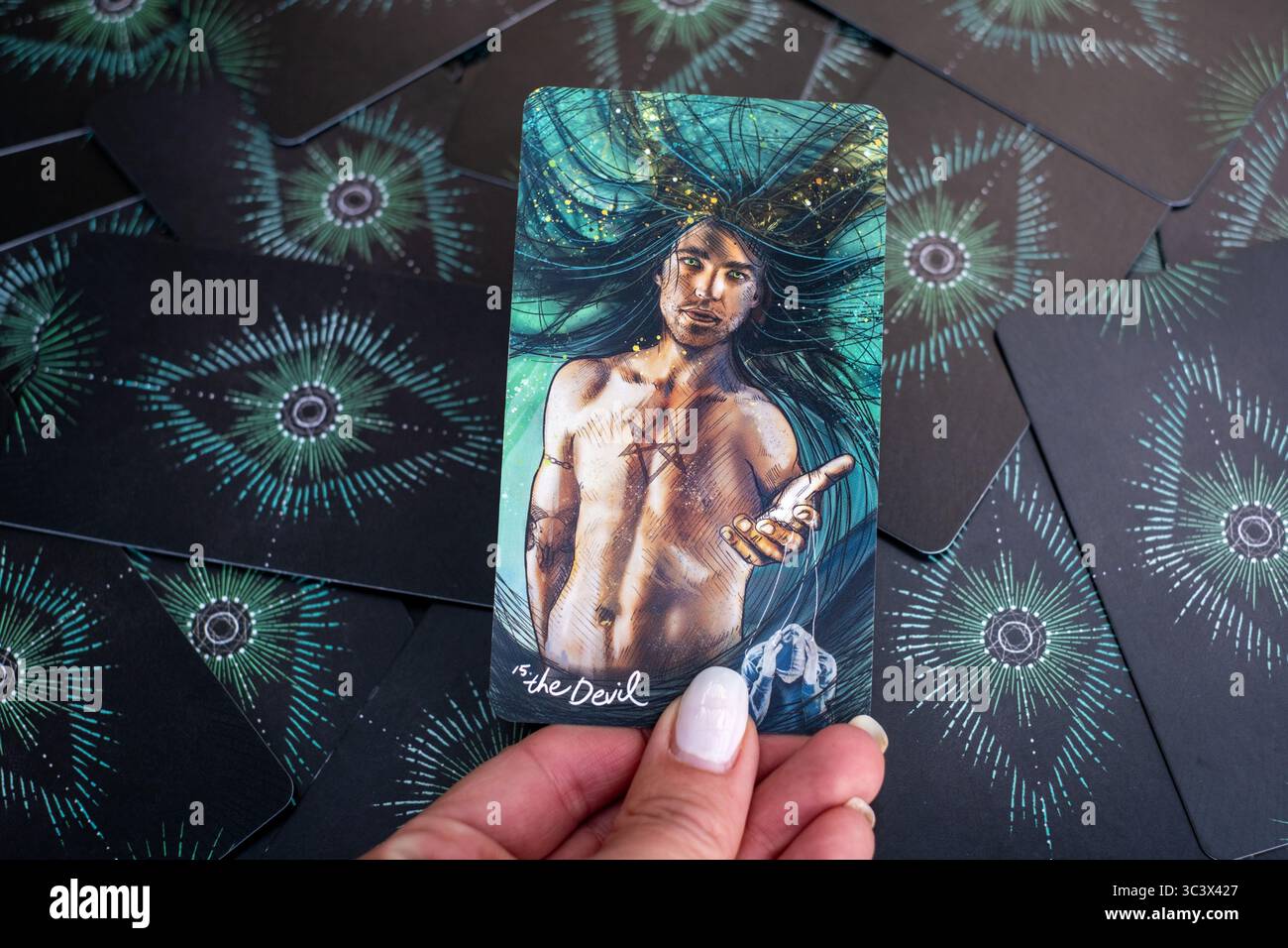Tarotkarte „der Teufel“ symbolisiert Versuchung, Schattenwünsche und die Illusion von Einfangen oder Kontrolle. Stockfoto
