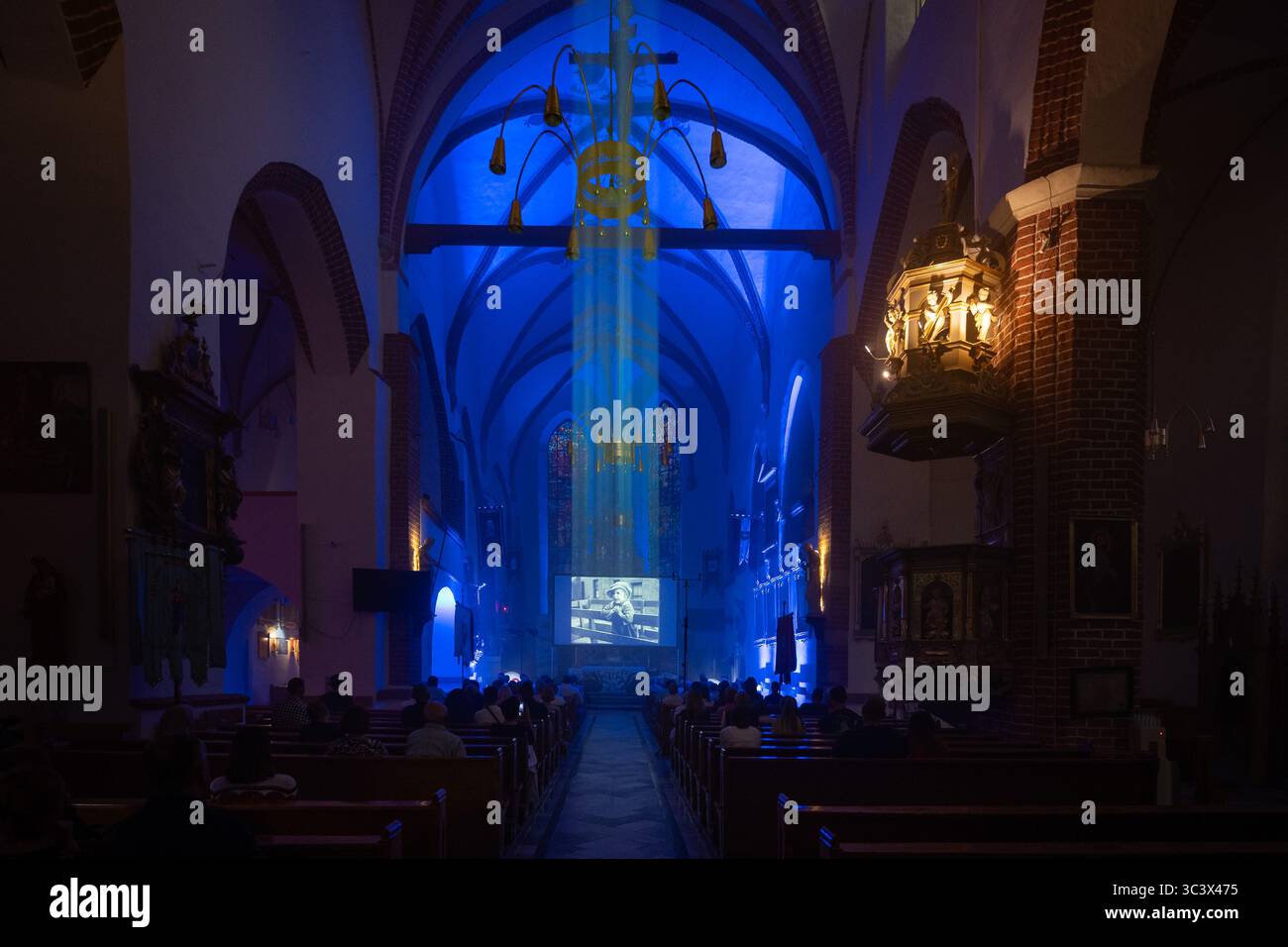 LUBIN, POLEN - 18. JUNI 2025: Vorführung des Films „The Kid“ mit Charlie Chaplin in der Kirche im Rahmen des Orgelkino-Festivals Stockfoto