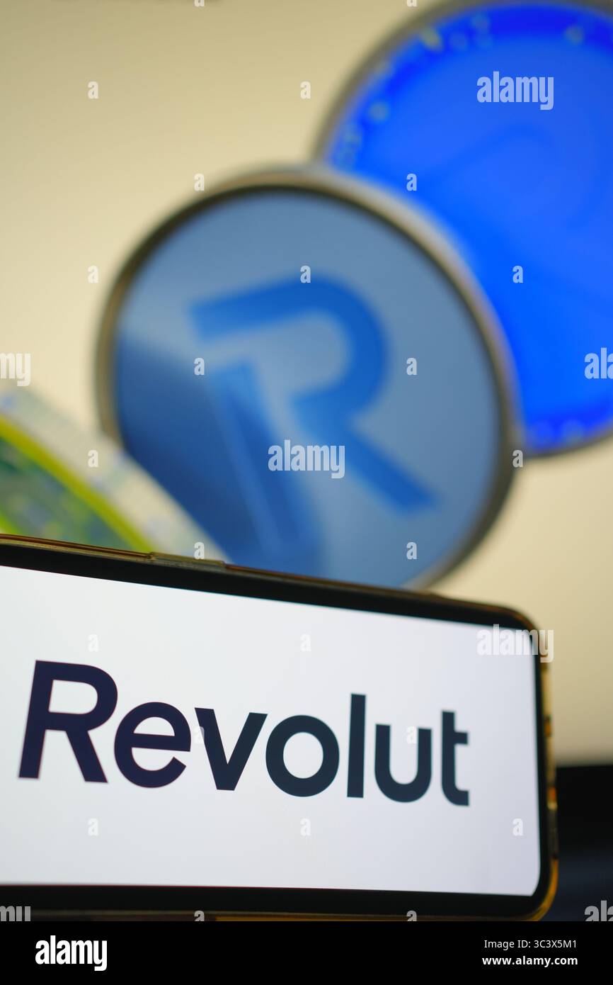 Roosendaal, Niederlande - 27. Juli 2025: Ein Mobiltelefon mit dem Logo von Revolut, einer globalen Finanz-Super-App, mit der Website auf der Rückseite Stockfoto