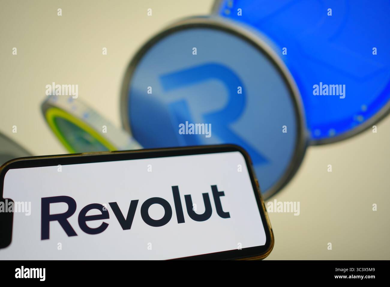 Roosendaal, Niederlande - 27. Juli 2025: Ein Mobiltelefon mit dem Logo von Revolut, einer globalen Finanz-Super-App, mit der Website auf der Rückseite Stockfoto