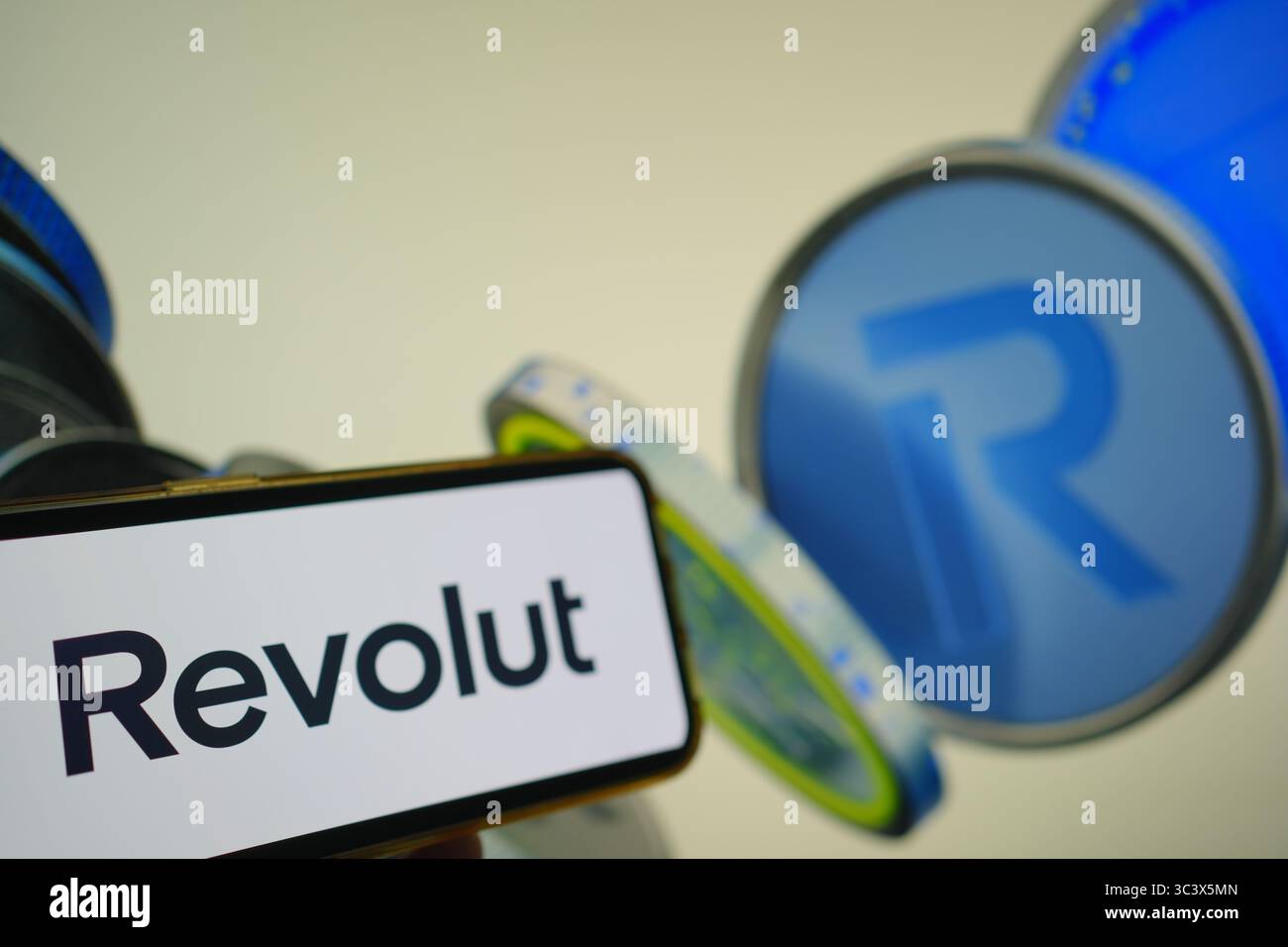 Roosendaal, Niederlande - 27. Juli 2025: Ein Mobiltelefon mit dem Logo von Revolut, einer globalen Finanz-Super-App, mit der Website auf der Rückseite Stockfoto
