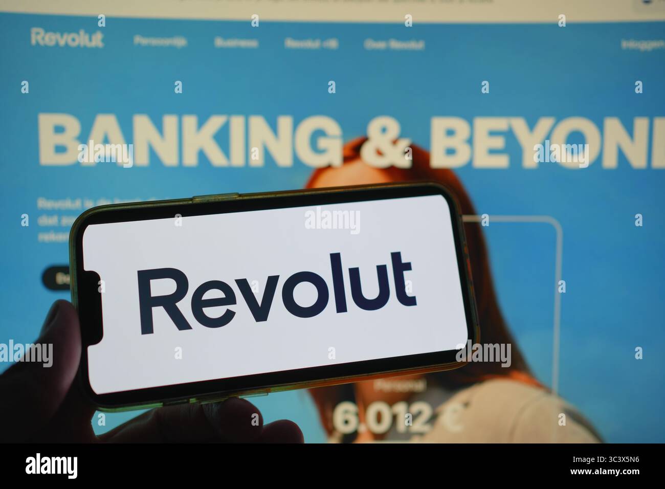 Roosendaal, Niederlande - 27. Juli 2025: Ein Mobiltelefon mit dem Logo von Revolut, einer globalen Finanz-Super-App, mit der Website auf der Rückseite Stockfoto