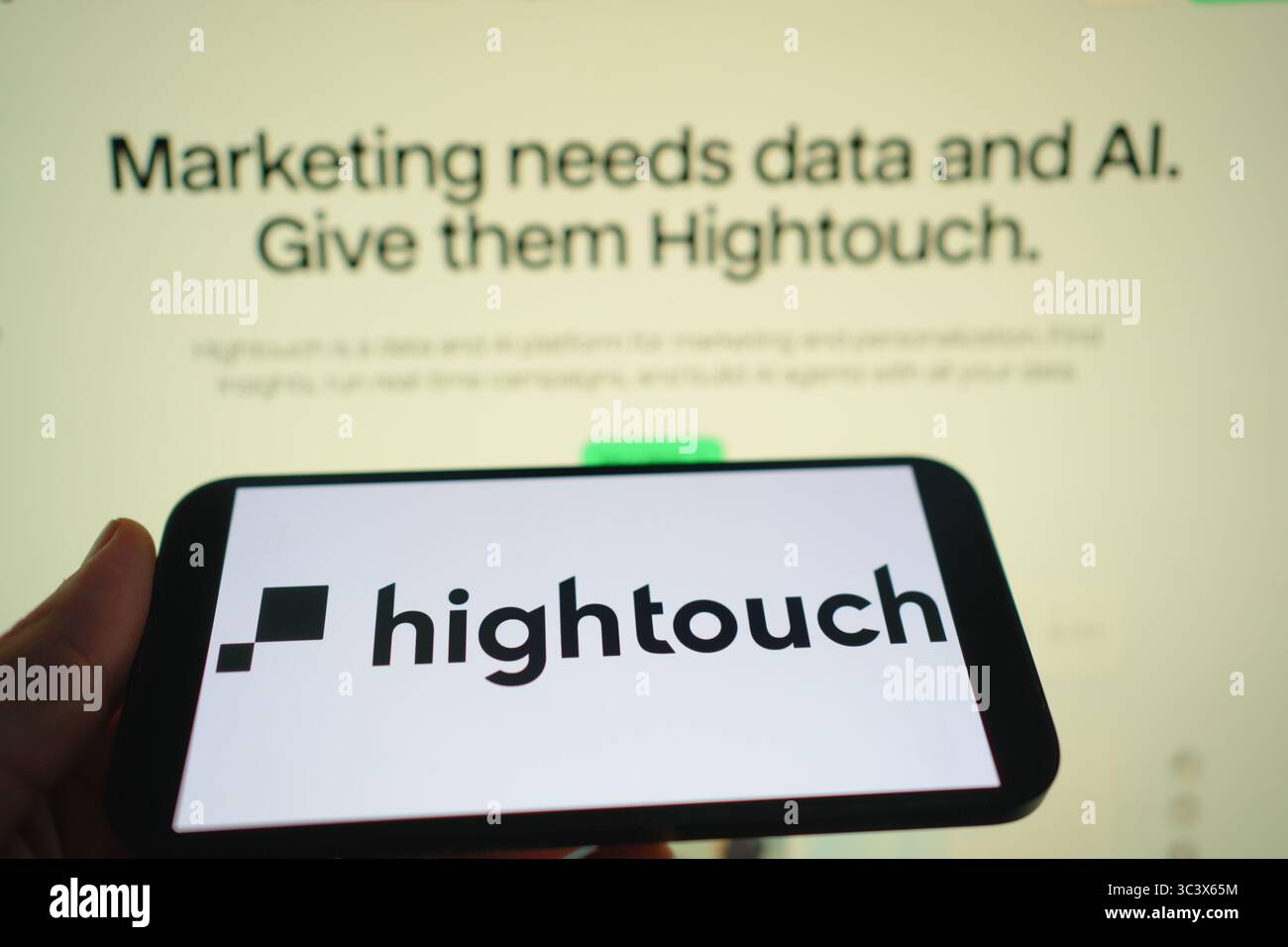 Roosendaal, Niederlande - 27. Juli 2025: Ein Mobiltelefon mit dem Logo von Hightouch, mit der Website im Hintergrund. Stockfoto