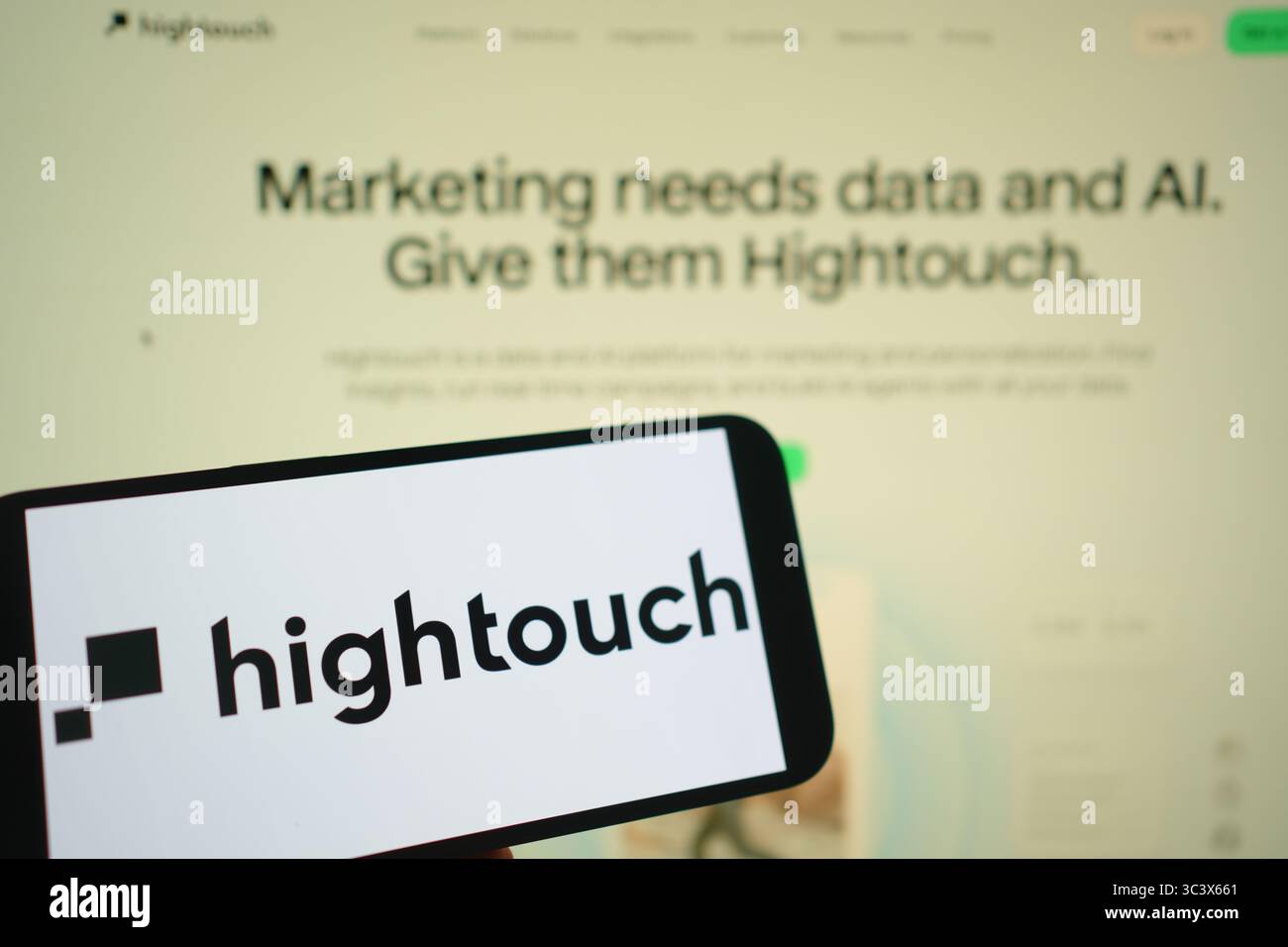 Roosendaal, Niederlande - 27. Juli 2025: Ein Mobiltelefon mit dem Logo von Hightouch, mit der Website im Hintergrund. Stockfoto