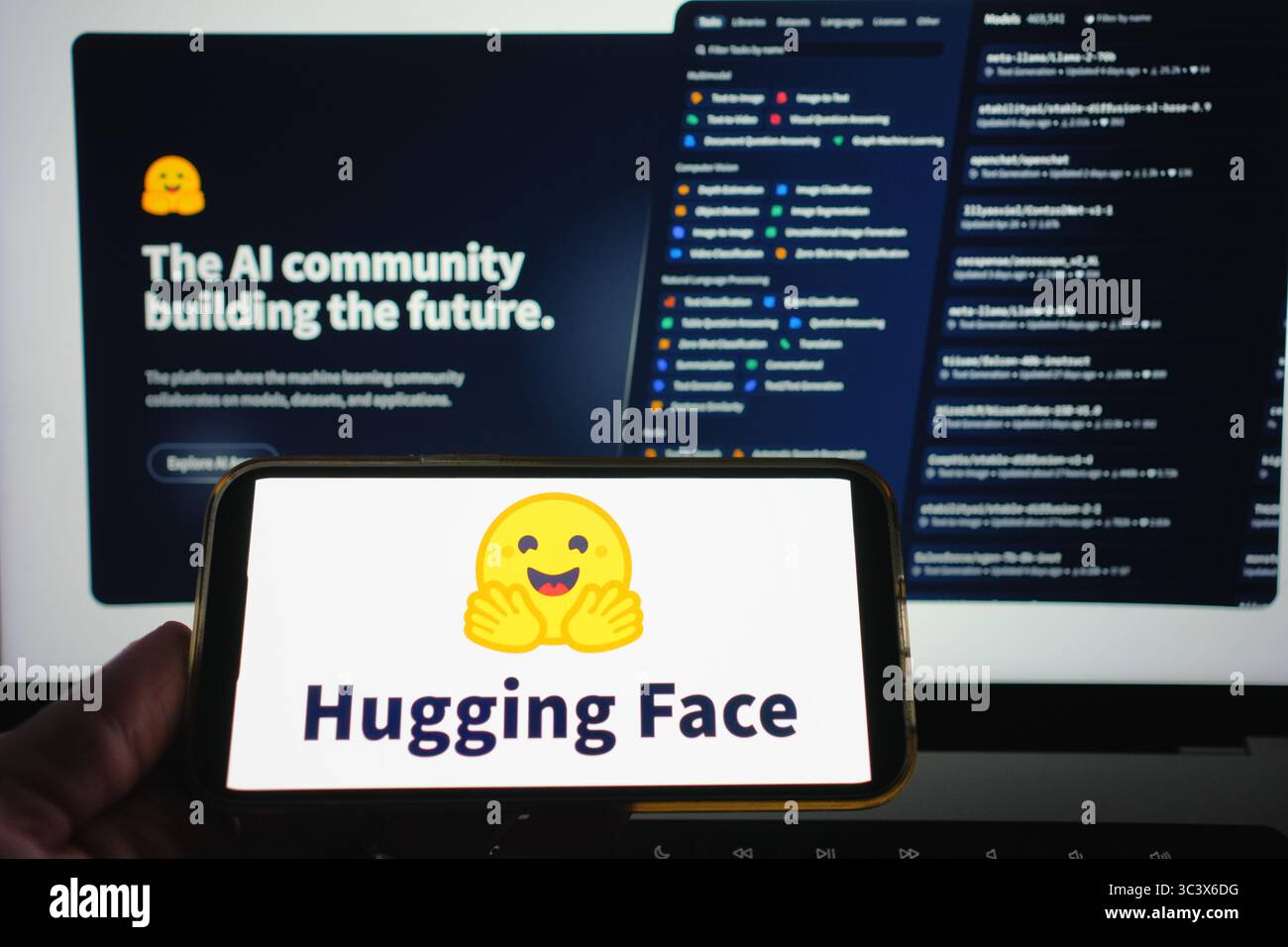 Roosendaal, Niederlande – 14. Juli 2025: Ein Smartphone-Bildschirm mit dem Logo „Hugging Face“, dessen Website im Hintergrund steht. Stockfoto