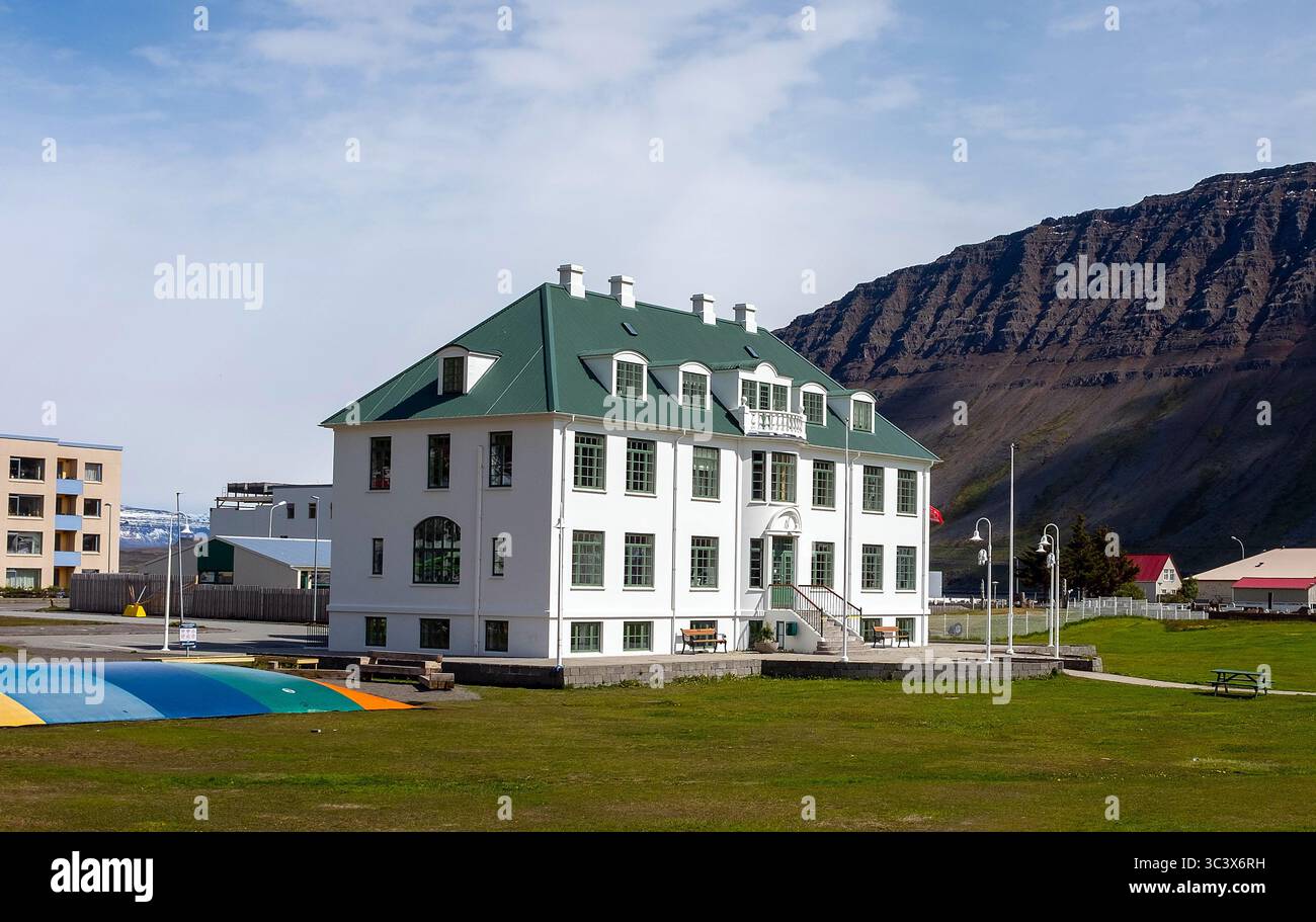 8. Juni 2025: Das Kulturhaus Isafjordur beherbergt ein medizinisches Museum, die Stadtbibliothek und eine Kunstgalerie. Isafjordur, Westfjorden, Island. (Kreditbild: © Cal Sport Media) Stockfoto