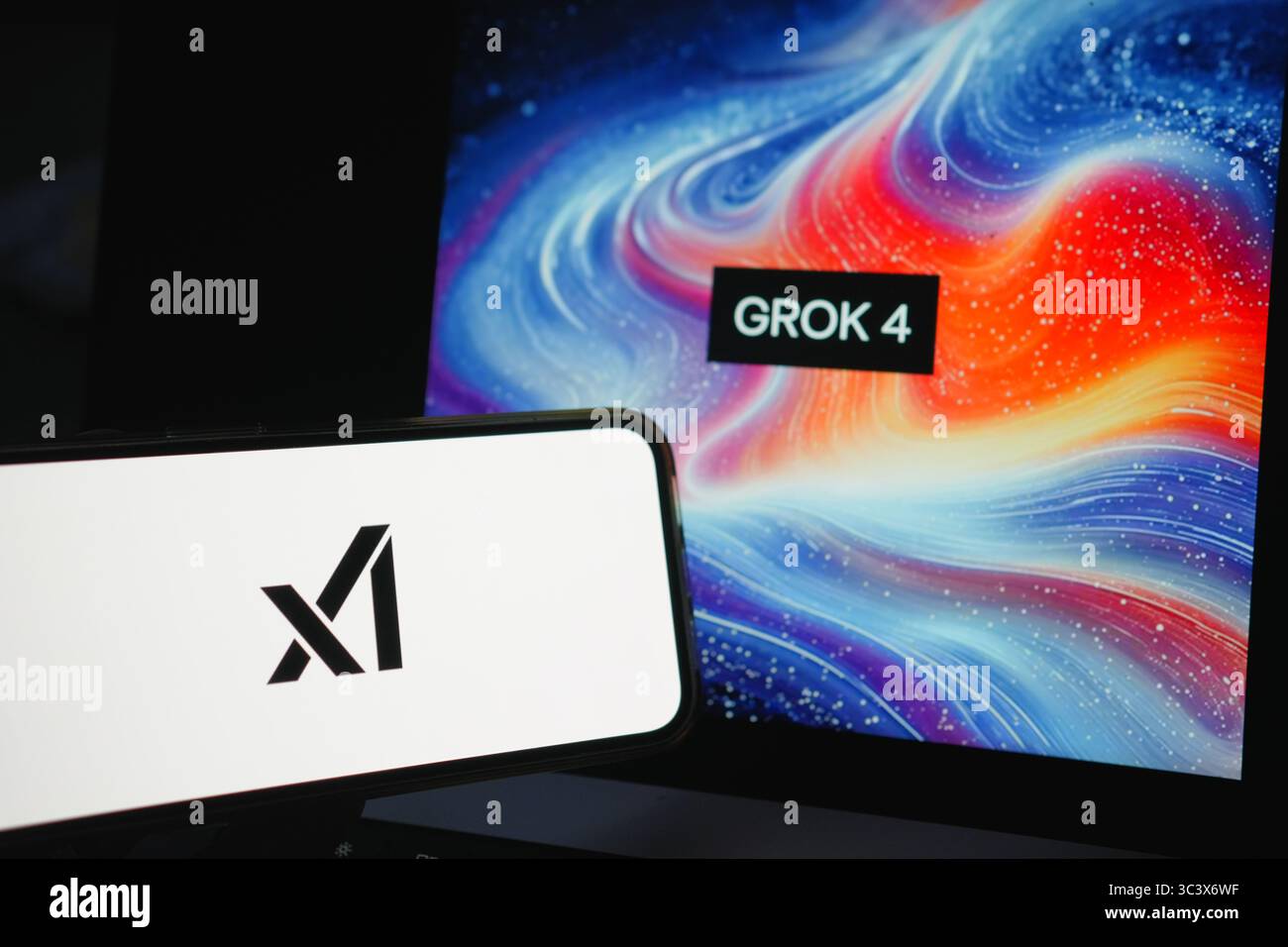 Roosendaal, Niederlande – 14. Juli 2025: Ein Mobiltelefon mit dem Logo von XAI, auf der Website des Unternehmens wird der Chatbot Grok 4 im Hintergrund angezeigt Stockfoto