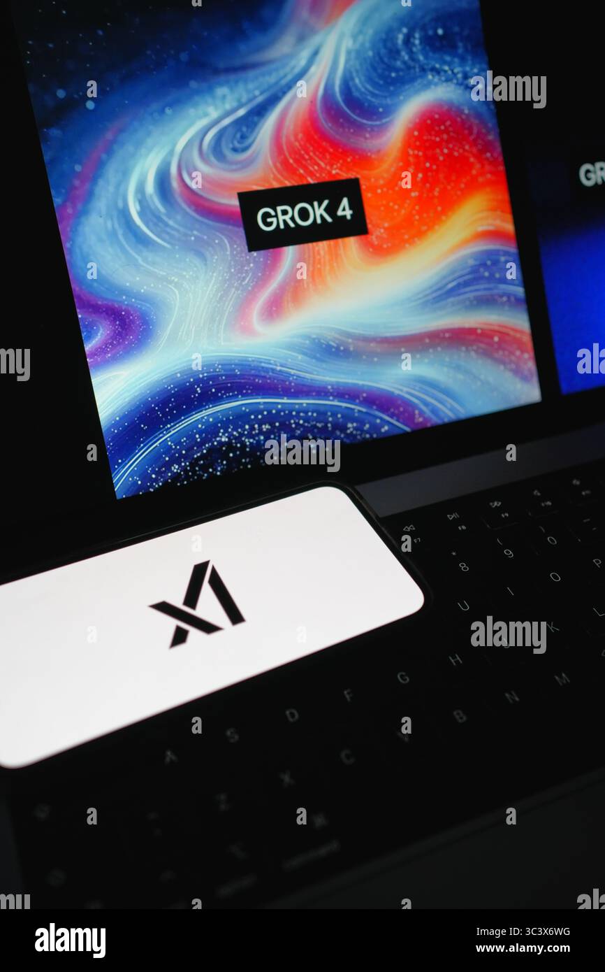 Roosendaal, Niederlande – 14. Juli 2025: Ein Mobiltelefon mit dem Logo von XAI, auf der Website des Unternehmens wird der Chatbot Grok 4 im Hintergrund angezeigt Stockfoto