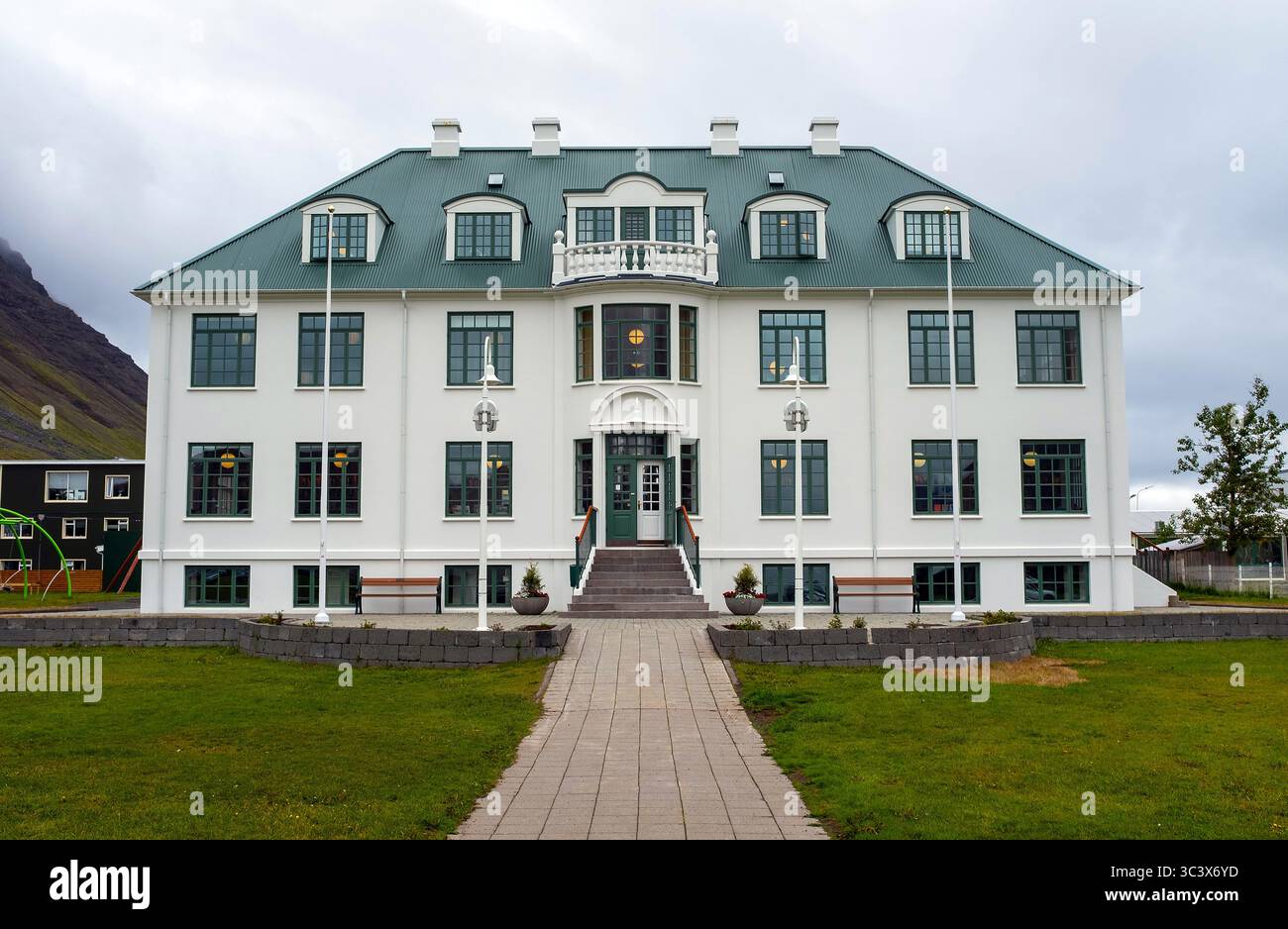 26. Juni 2025: Das Kulturhaus Isafjordur beherbergt ein medizinisches Museum, eine Stadtbibliothek und eine Kunstgalerie. Isafjordur, Westfjorden, Island. (Kreditbild: © Cal Sport Media) Stockfoto