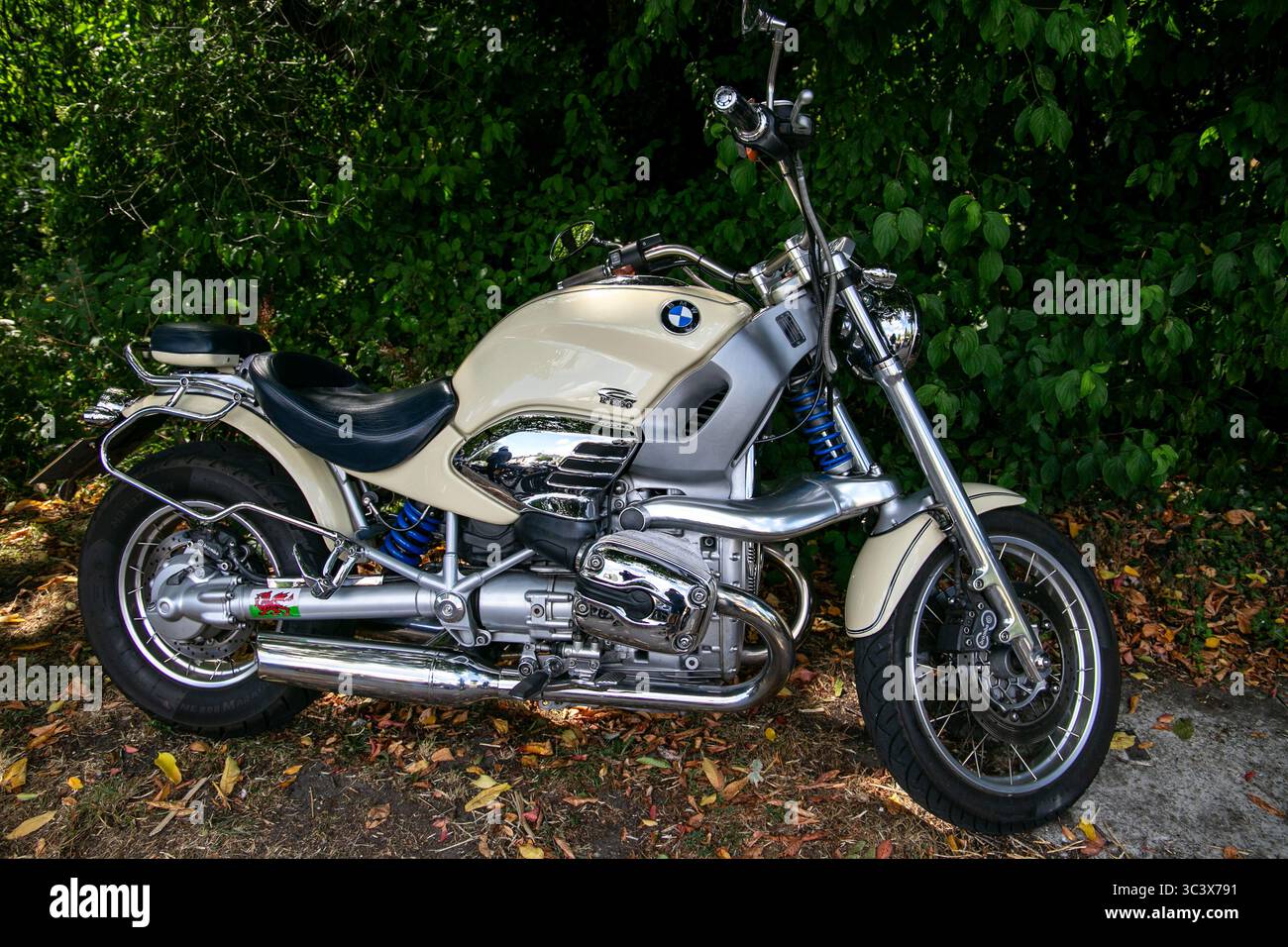 Ein geparktes BMW R1200C Cruiser Motorrad mit detailliertem Blick auf das Metallic-Design und Chromakzenten auf dem Calne Bike treffen im Juli 2025 Stockfoto
