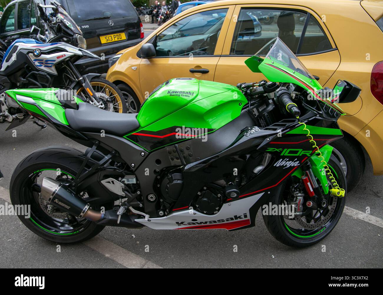 Green Kawasaki Ninja ZX10R Motorrad parkt neben Autos und Motorrädern beim Calne Bike Meet im Juli 2025 Stockfoto