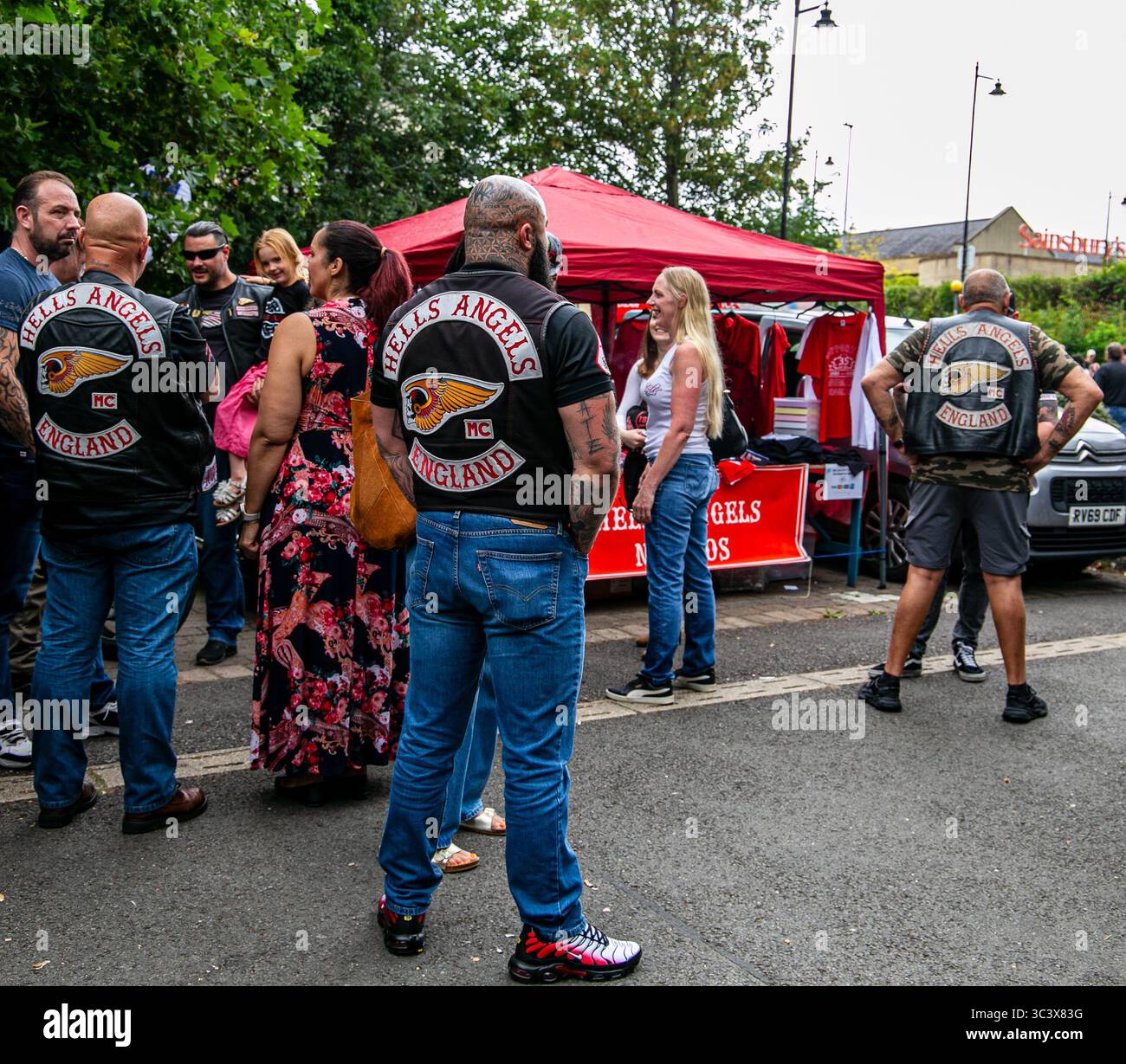 Eine Gruppe von Bikern in Clubjacken Hells Angels England versammelt sich bei einem Outdoor-Event beim Calne Bike Meet 2025 in der Nähe eines roten Zeltes Stockfoto