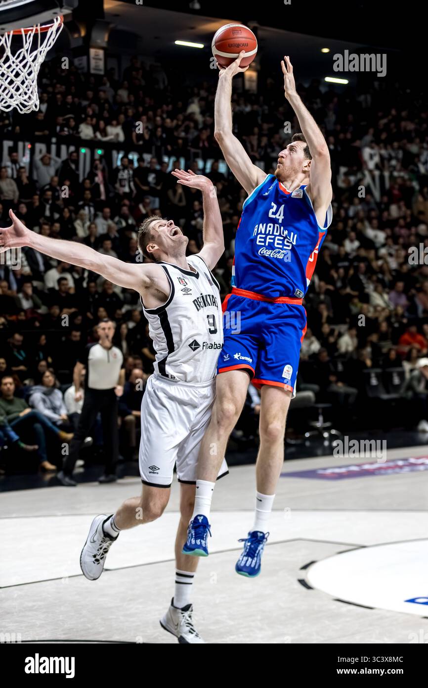 ISTANBUL, TÜRKEI - FABRUARY 13, 2025: Turkiye Sigorta Basketball Super League reguläres Saisonspiel zwischen Besiktas Fibabanka und Anadolu Efes in Besi Stockfoto
