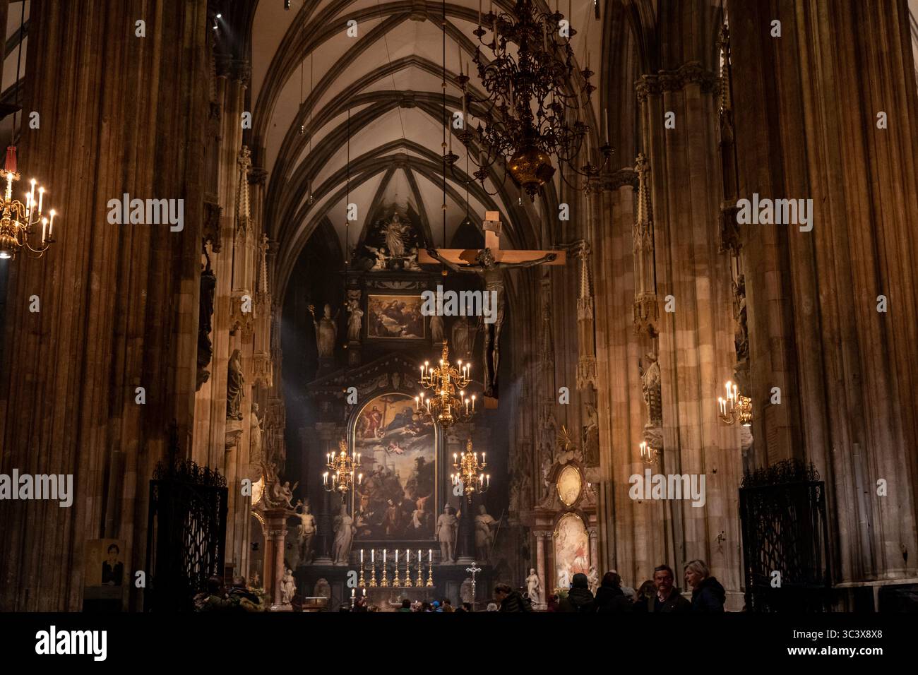 Inneres des Stephansdoms in Wien mit Hauptschiff, Kreuz, Presbyterium und Hochaltar mit gotischen Säulen und gewölbter Decke. Stockfoto