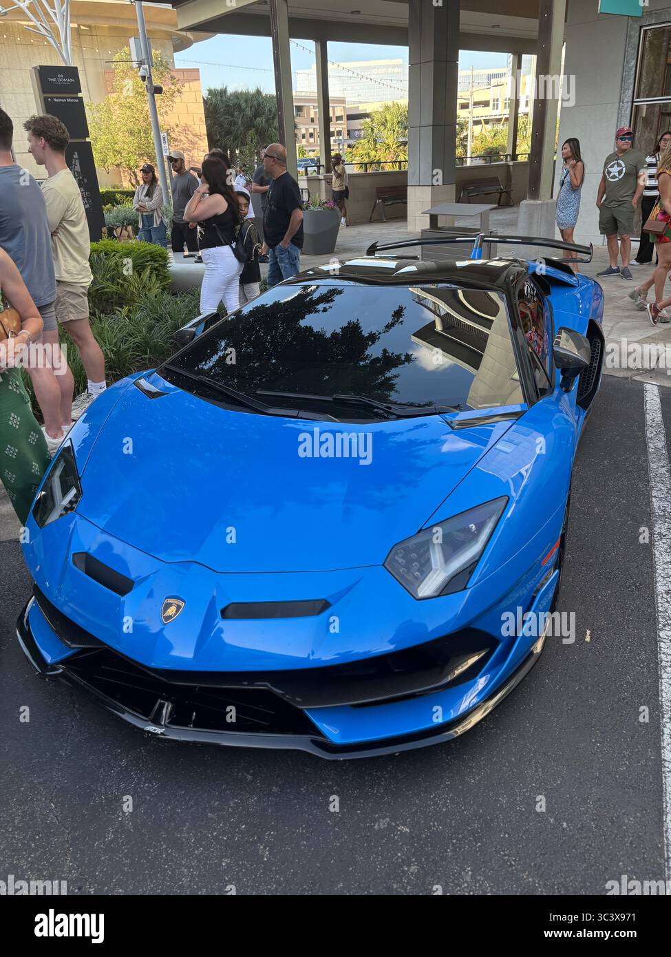 Blauer Lamborghini Aventador Roadster - Smartphone-aufgenommenes Stockfoto