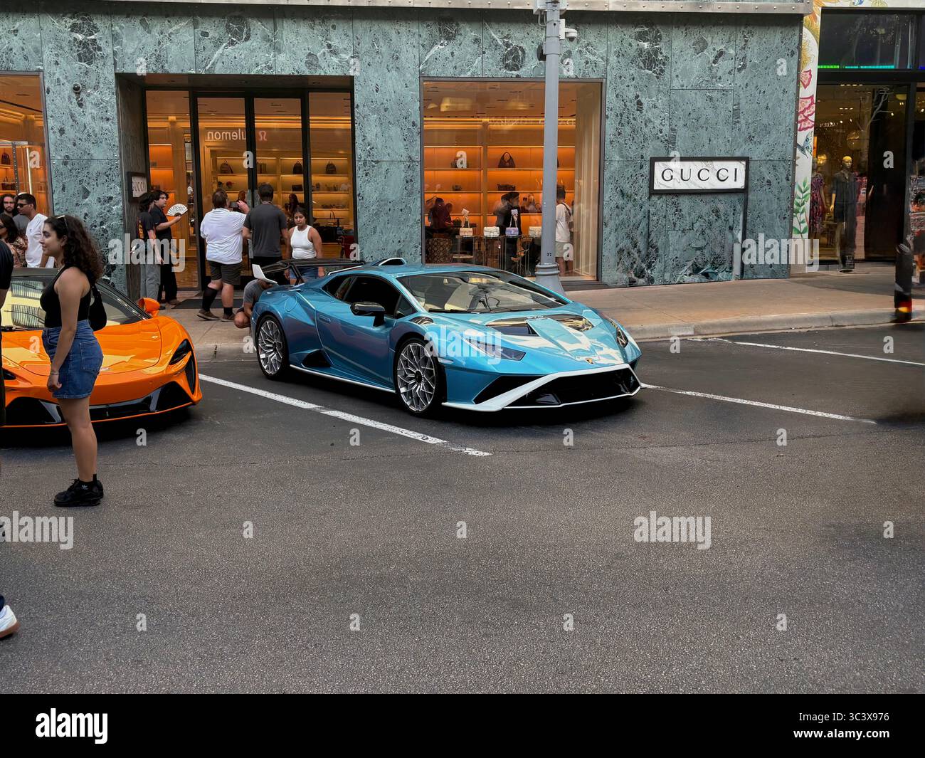 Lamborghini Huracan STO vor GUCCI im Domain, Austin Texas. - Smartphone-aufgenommenes Stockfoto
