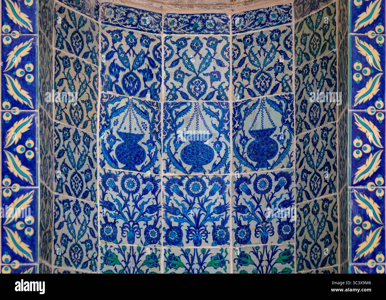 Verzierte blaue und rote handgefertigte türkische Iznik Mosaikfliesen mit floralen islamischen Mustern in einem traditionellen osmanischen Stil in Istanbul, Türkei Stockfoto