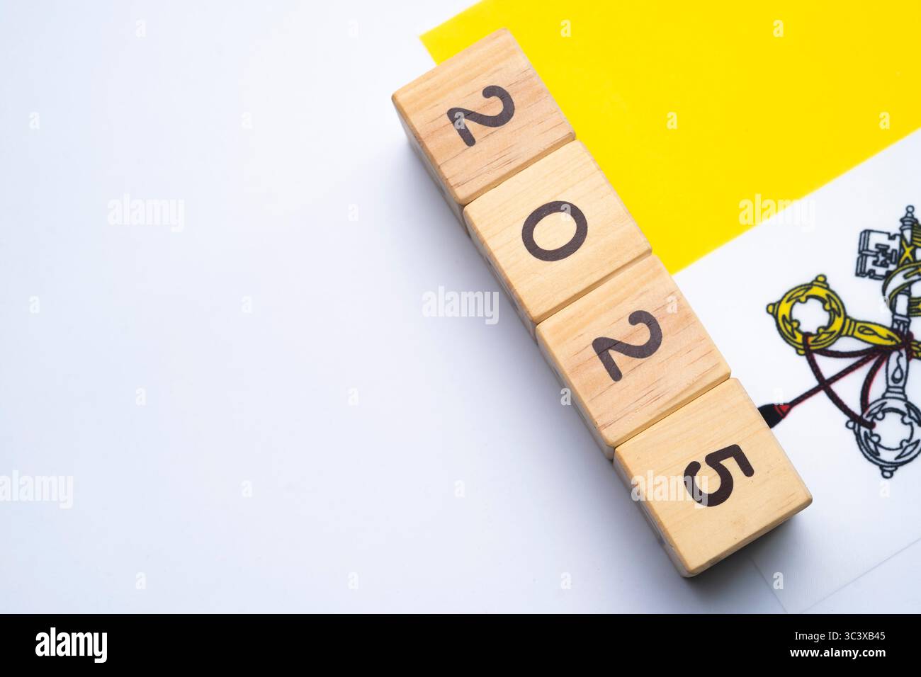 2025, Vatikanstadtflagge mit Datumsblock, Konzept, wichtige Ereignisse für Vatikanstadt das neue Jahr, Wahl, Wirtschaft, soziale Aktivitäten, Zentralbank, Stockfoto