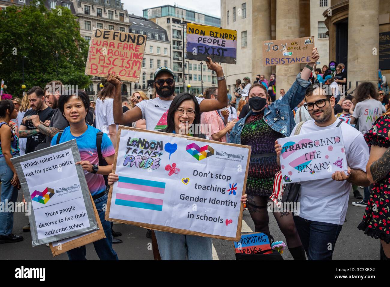 Demonstranten mit Plakaten während des London Trans Pride 2025 Stockfoto