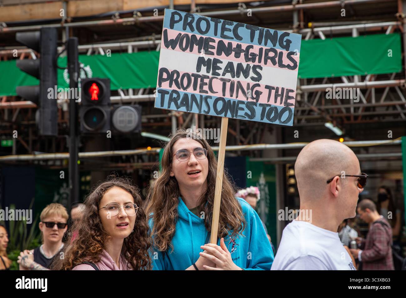 Demonstranten mit Plakaten während des London Trans Pride 2025 Stockfoto
